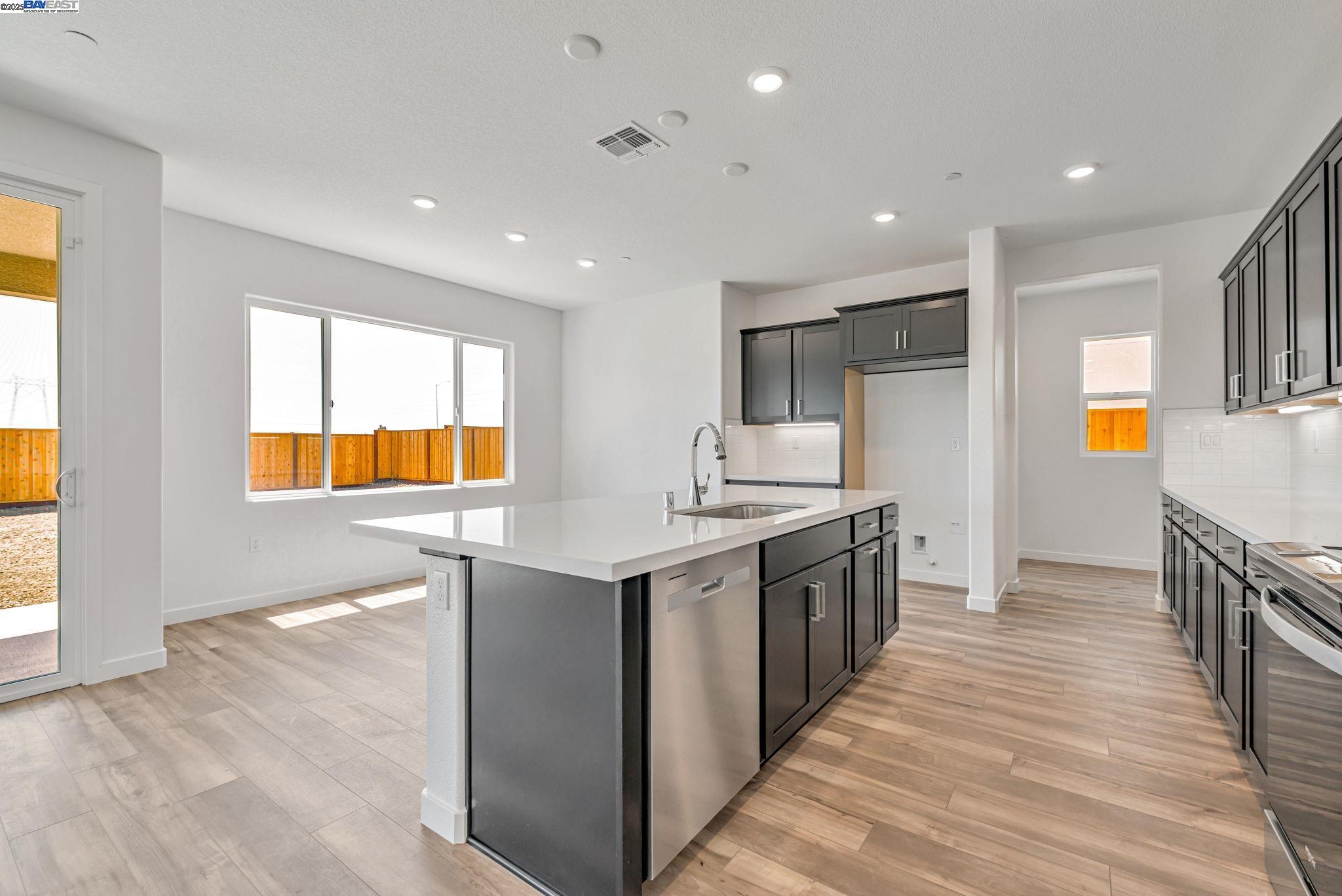 Detail Gallery Image 3 of 12 For 362 Astilbe Street, Discovery Bay,  CA 94505 - 5 Beds | 3/1 Baths