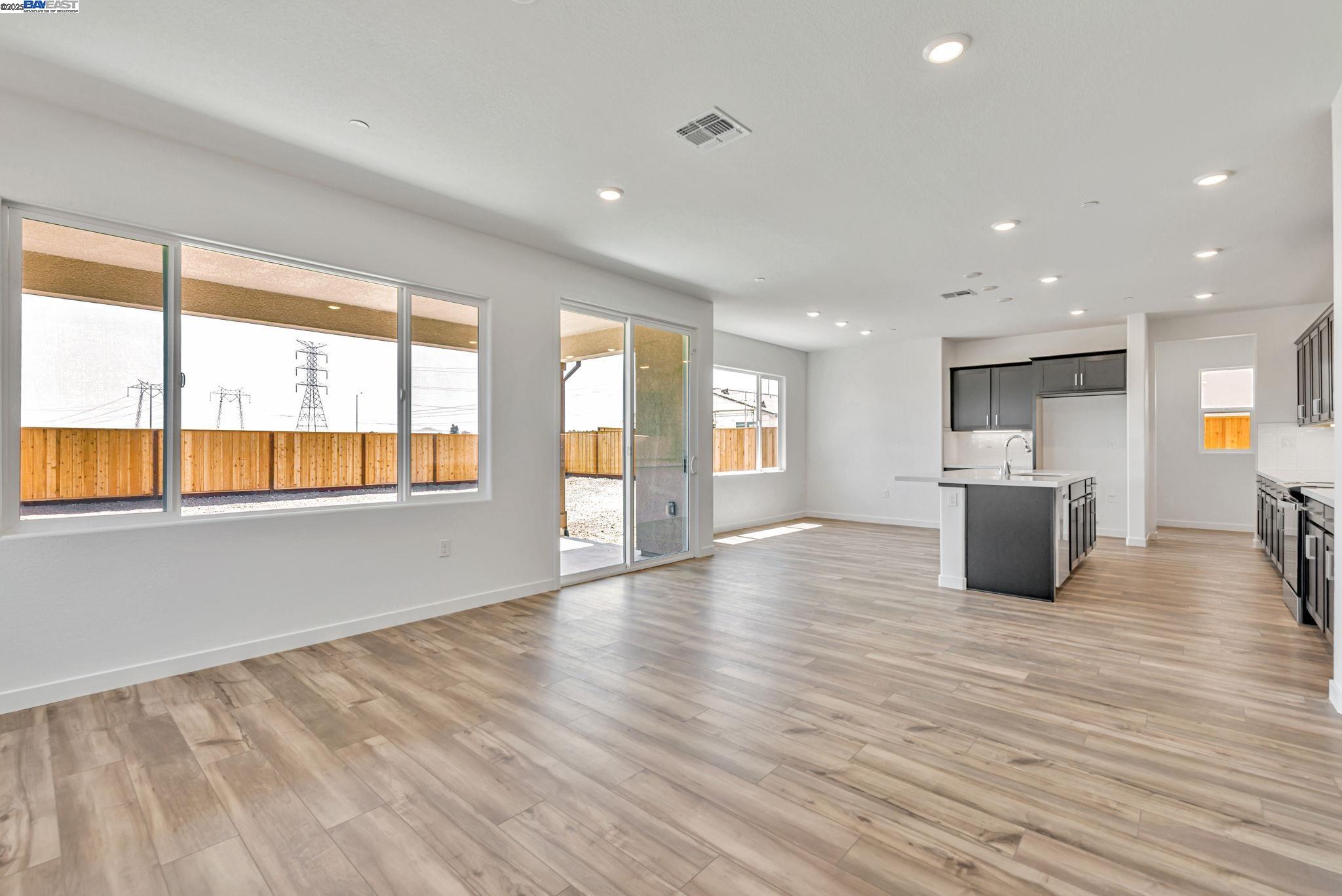 Detail Gallery Image 4 of 12 For 362 Astilbe Street, Discovery Bay,  CA 94505 - 5 Beds | 3/1 Baths