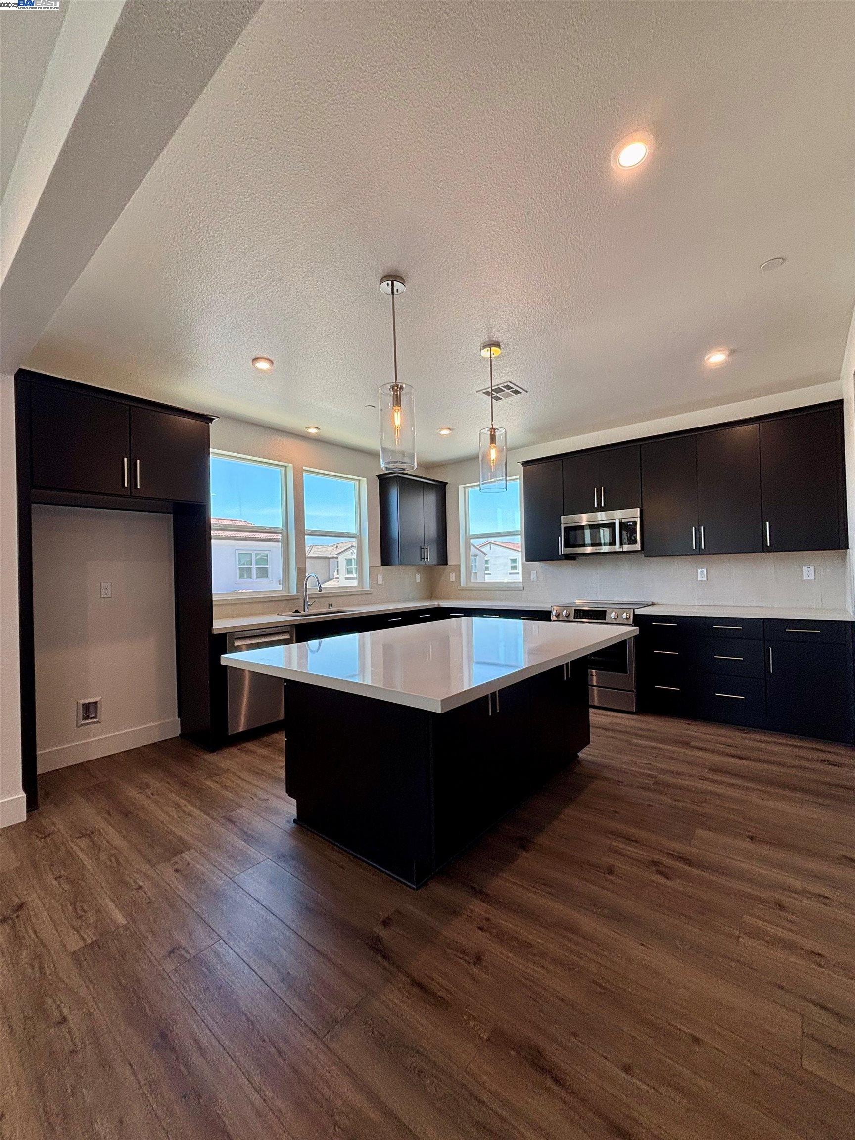 Detail Gallery Image 5 of 19 For 902 Loyola Lane #1201,  Morgan Hill,  CA 95037 - 4 Beds | 3/1 Baths