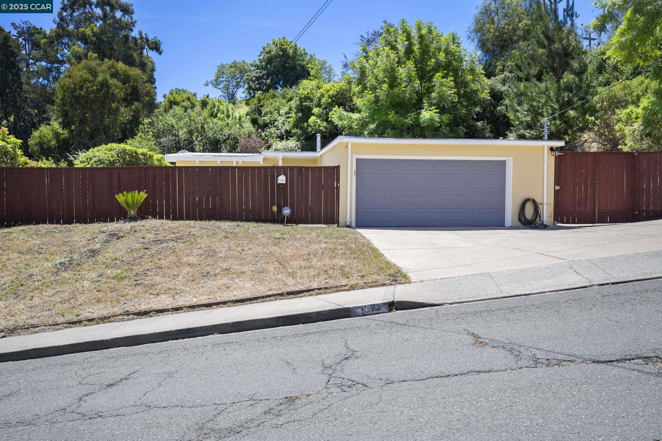 Detail Gallery Image 2 of 23 For 1710 Sarah Dr, Pinole,  CA 94564 - 3 Beds | 2 Baths