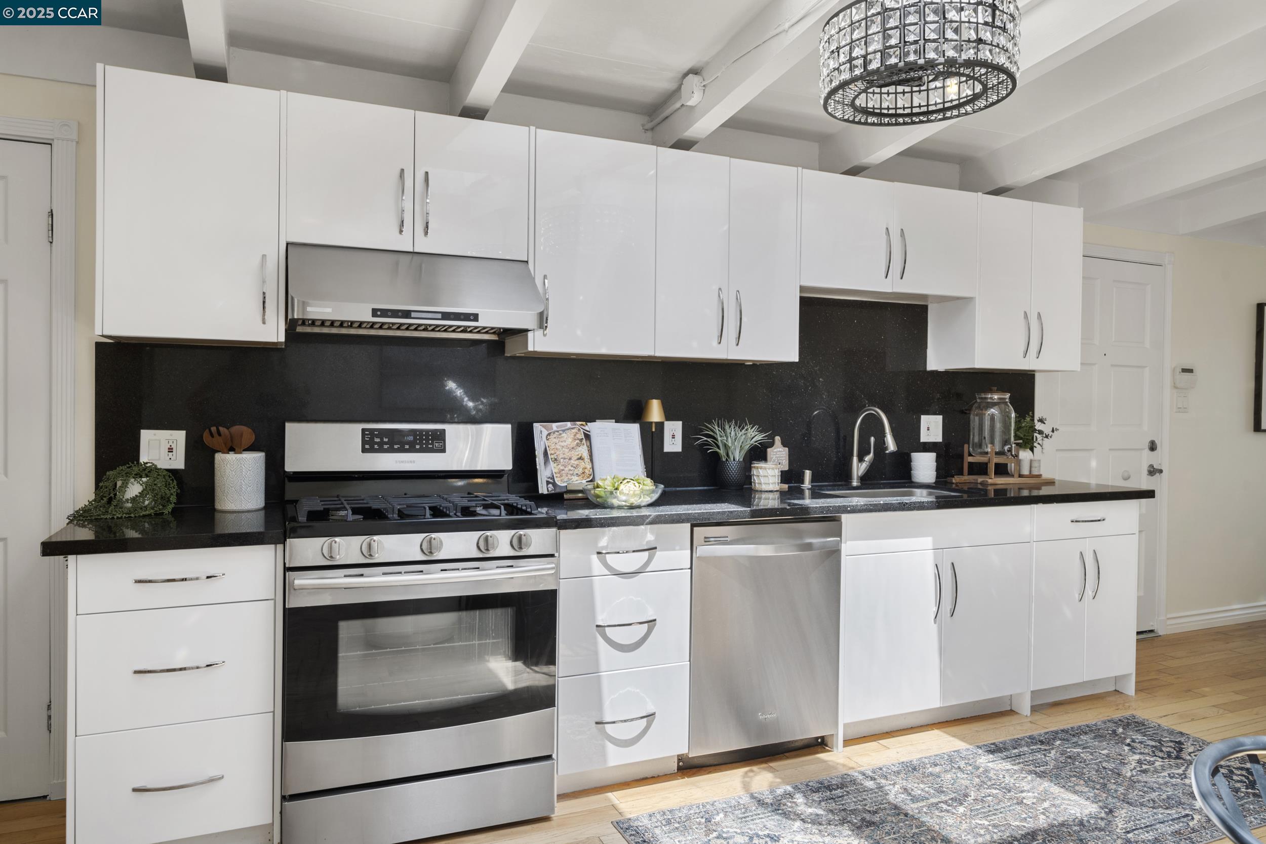 Detail Gallery Image 12 of 23 For 1710 Sarah Dr, Pinole,  CA 94564 - 3 Beds | 2 Baths