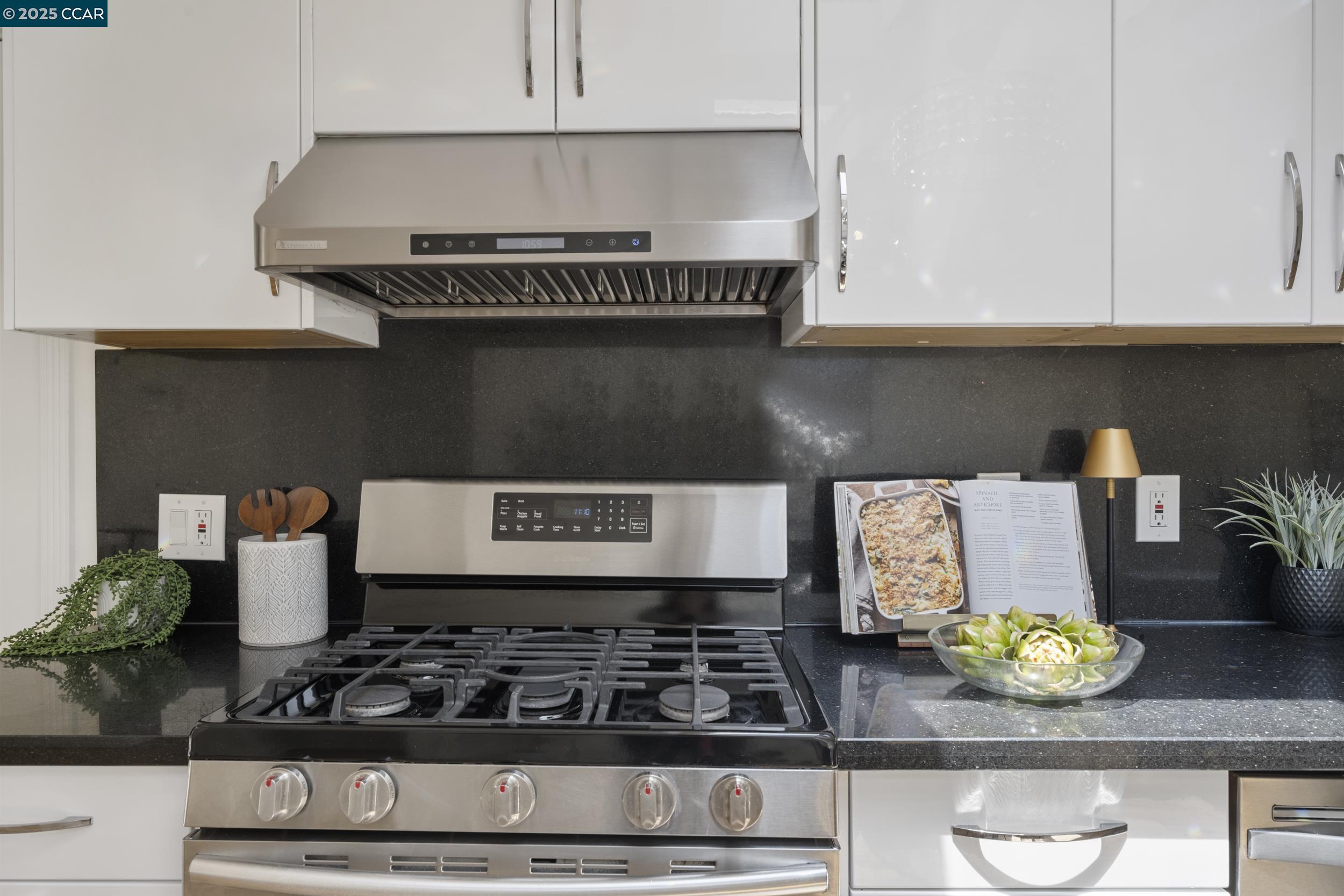 Detail Gallery Image 13 of 23 For 1710 Sarah Dr, Pinole,  CA 94564 - 3 Beds | 2 Baths