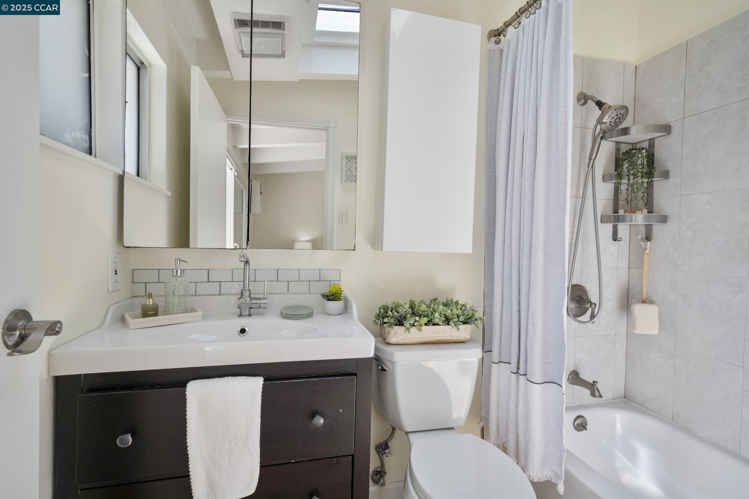 Detail Gallery Image 17 of 23 For 1710 Sarah Dr, Pinole,  CA 94564 - 3 Beds | 2 Baths