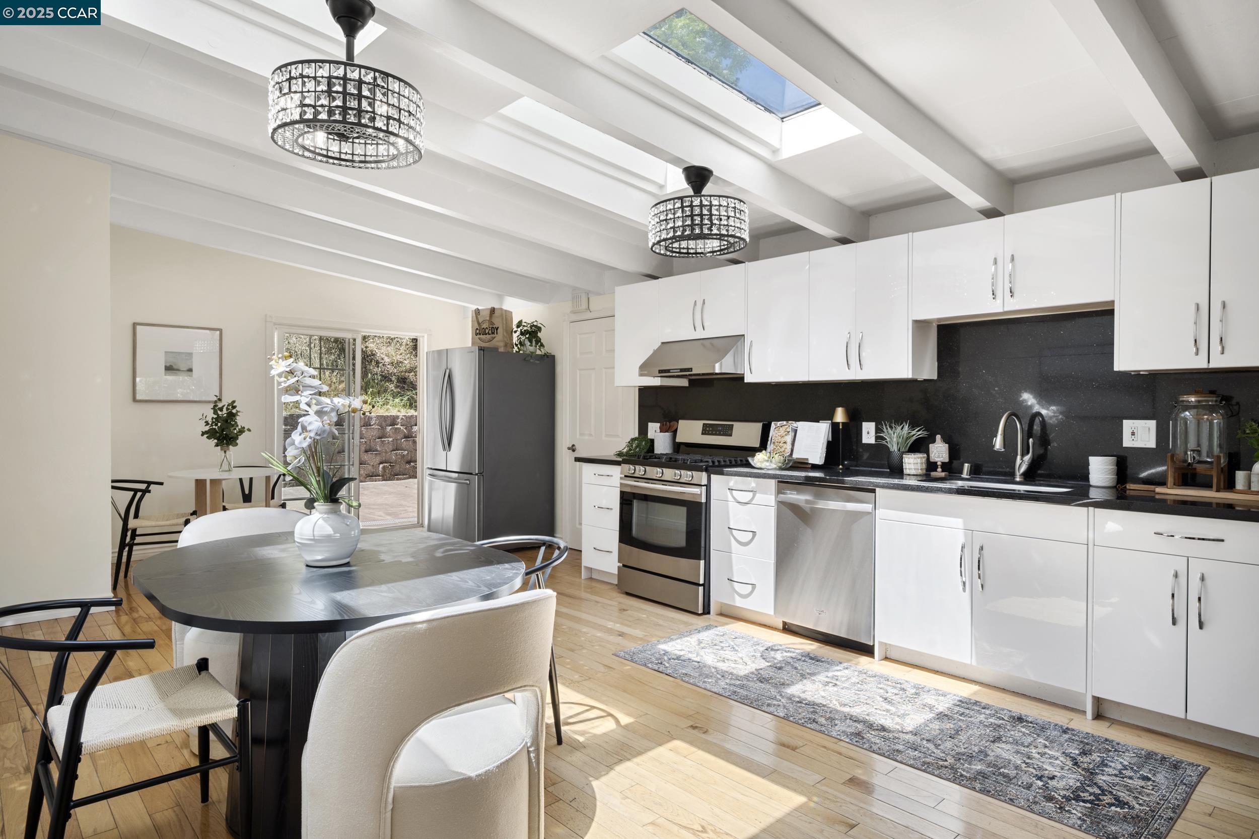 Detail Gallery Image 8 of 23 For 1710 Sarah Dr, Pinole,  CA 94564 - 3 Beds | 2 Baths