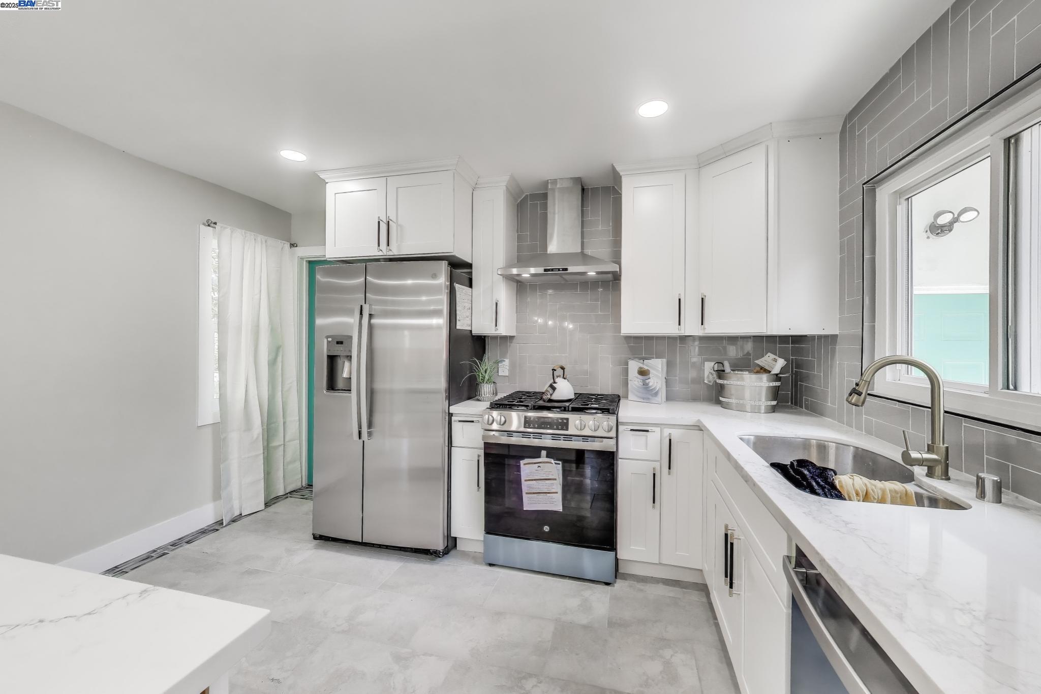 Detail Gallery Image 8 of 21 For 2316 Dolores, Pinole,  CA 94564 - 3 Beds | 2 Baths