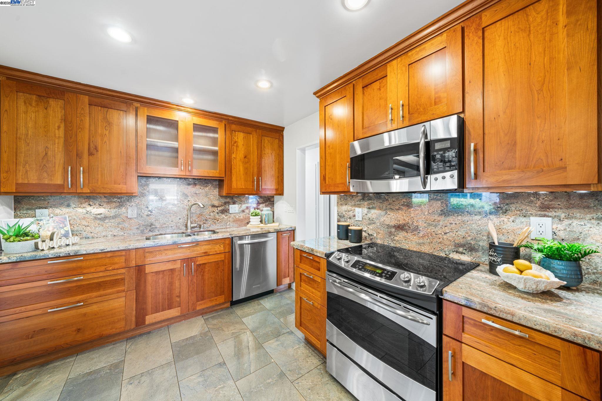 Detail Gallery Image 7 of 24 For 1457 via El Monte, San Lorenzo,  CA 94580 - 3 Beds | 1 Baths