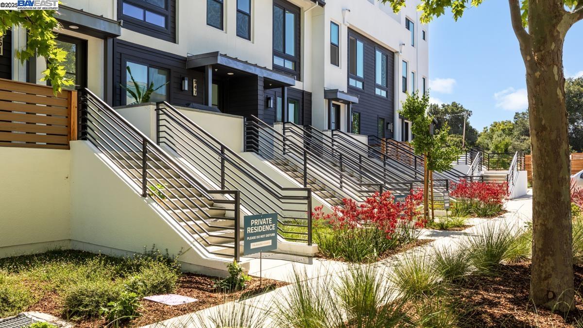 Detail Gallery Image 2 of 42 For 985 Harcot Court, San Jose,  CA 95133 - 4 Beds | 4 Baths