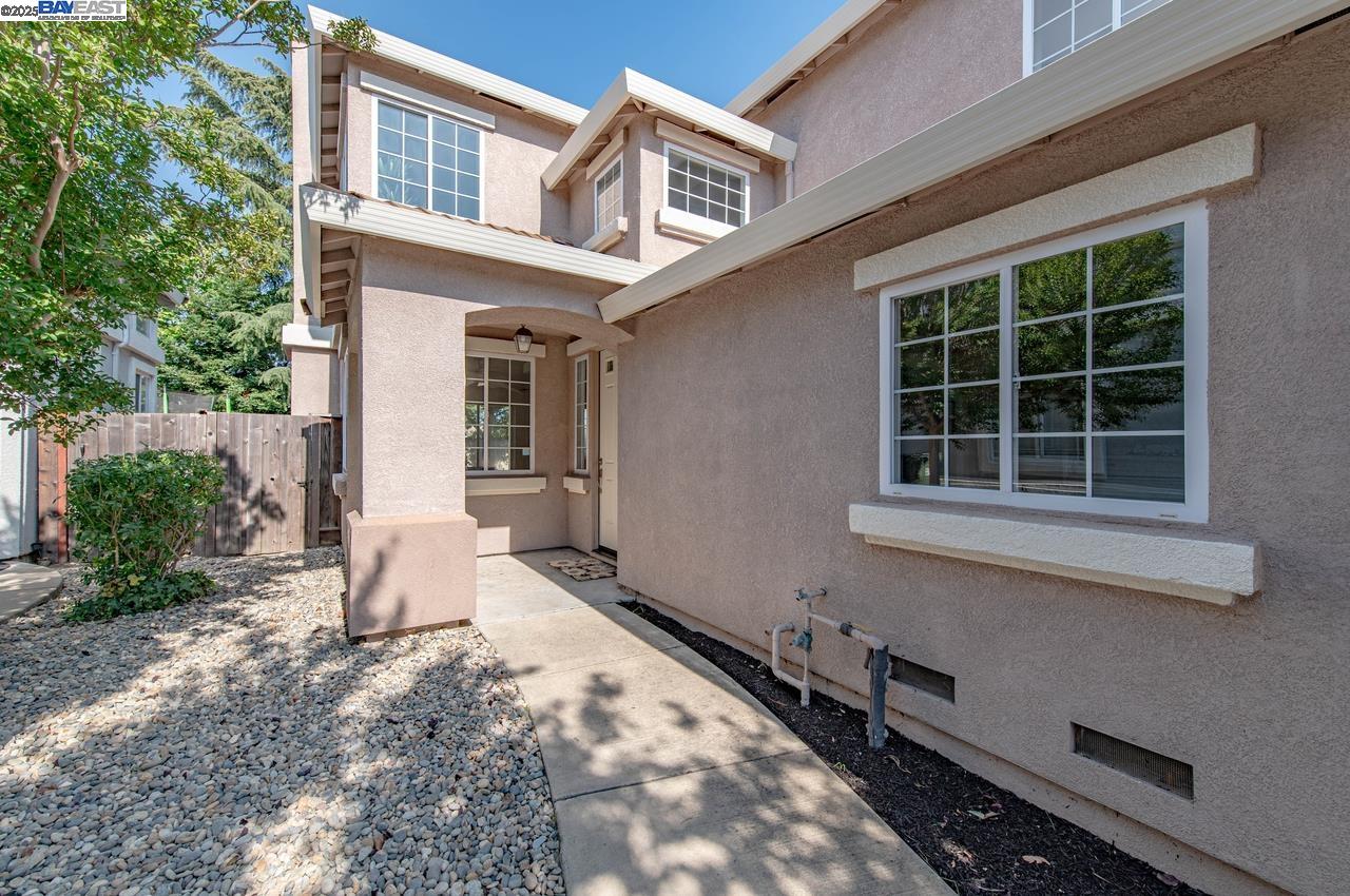 Detail Gallery Image 2 of 27 For 829 Berryessa Ct, Livermore,  CA 94551 - 3 Beds | 2/1 Baths