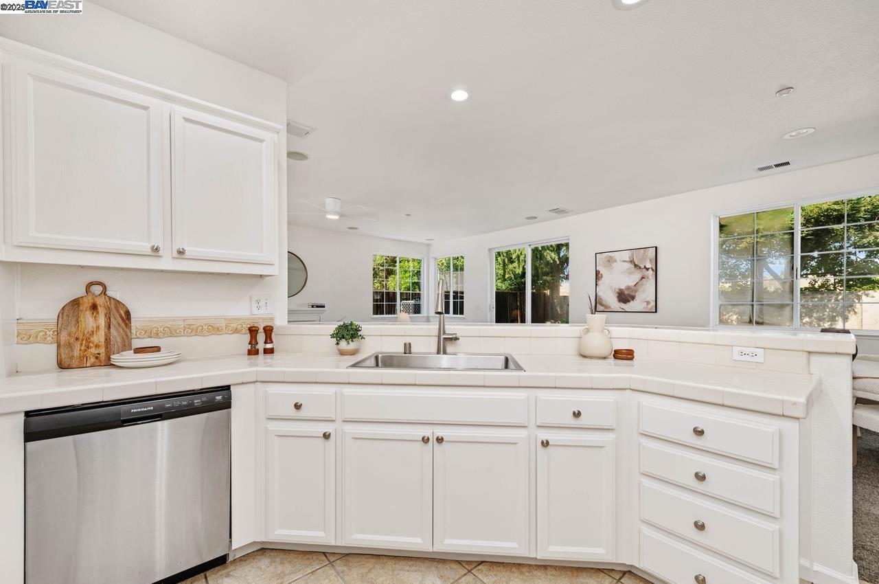 Detail Gallery Image 11 of 27 For 829 Berryessa Ct, Livermore,  CA 94551 - 3 Beds | 2/1 Baths