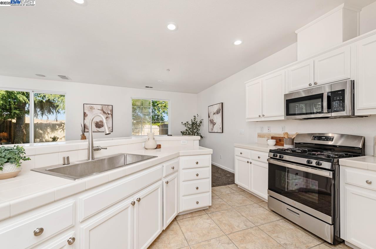 Detail Gallery Image 12 of 27 For 829 Berryessa Ct, Livermore,  CA 94551 - 3 Beds | 2/1 Baths