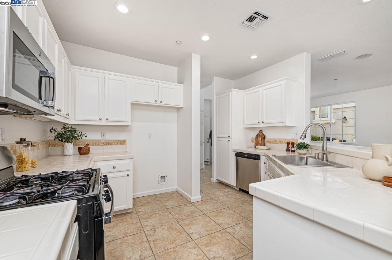 Detail Gallery Image 9 of 27 For 829 Berryessa Ct, Livermore,  CA 94551 - 3 Beds | 2/1 Baths