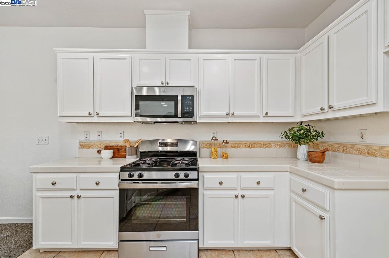 Detail Gallery Image 10 of 27 For 829 Berryessa Ct, Livermore,  CA 94551 - 3 Beds | 2/1 Baths