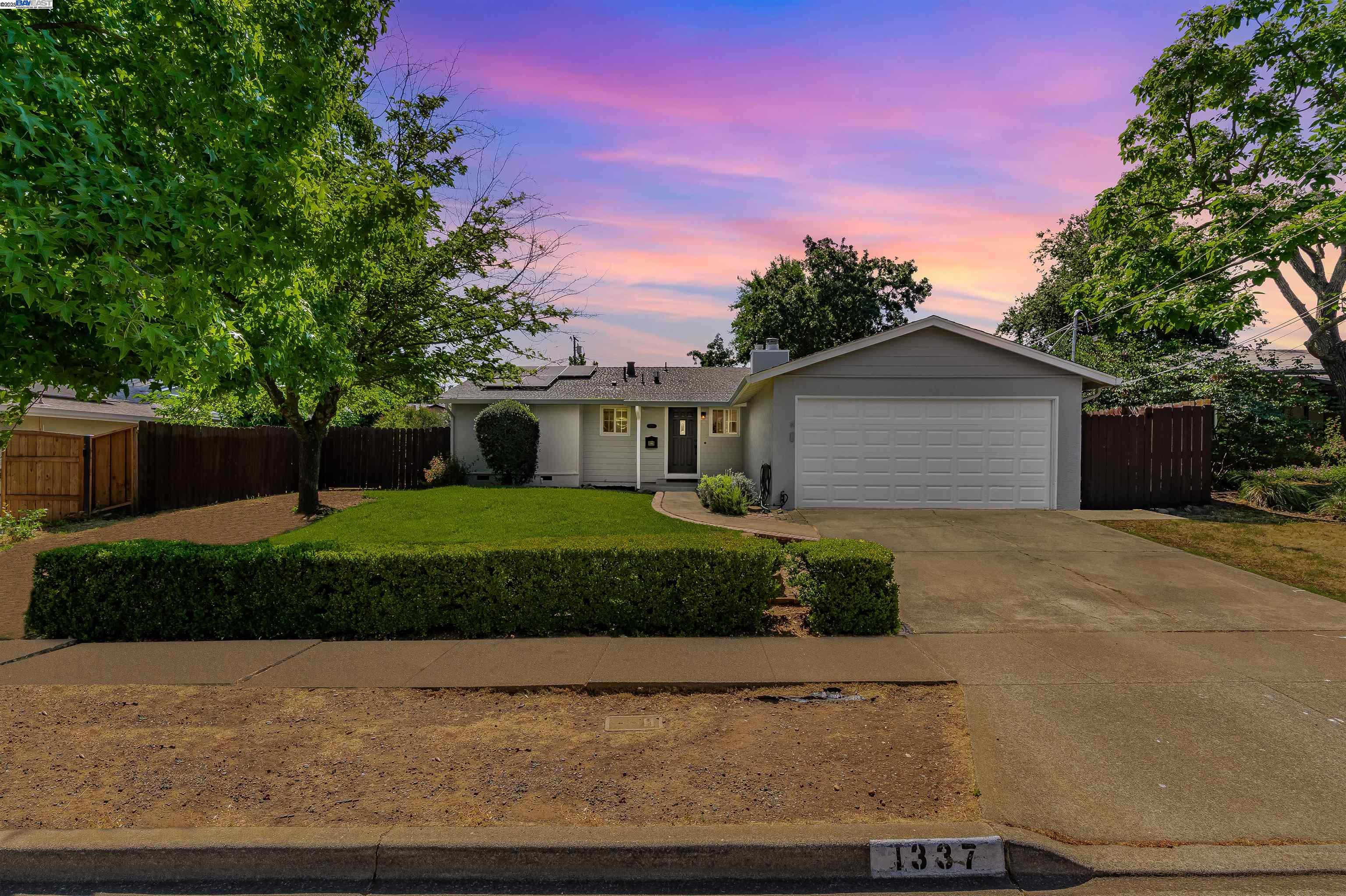 Detail Gallery Image 3 of 32 For 1337 Pennsylvania Blvd, Concord,  CA 94521 - 3 Beds | 2 Baths