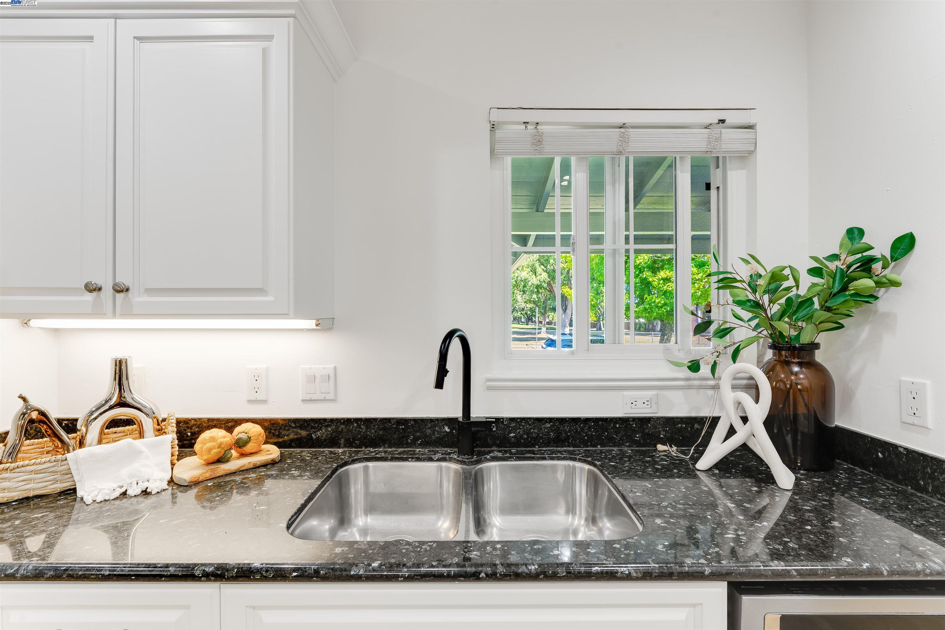 Detail Gallery Image 8 of 32 For 1337 Pennsylvania Blvd, Concord,  CA 94521 - 3 Beds | 2 Baths