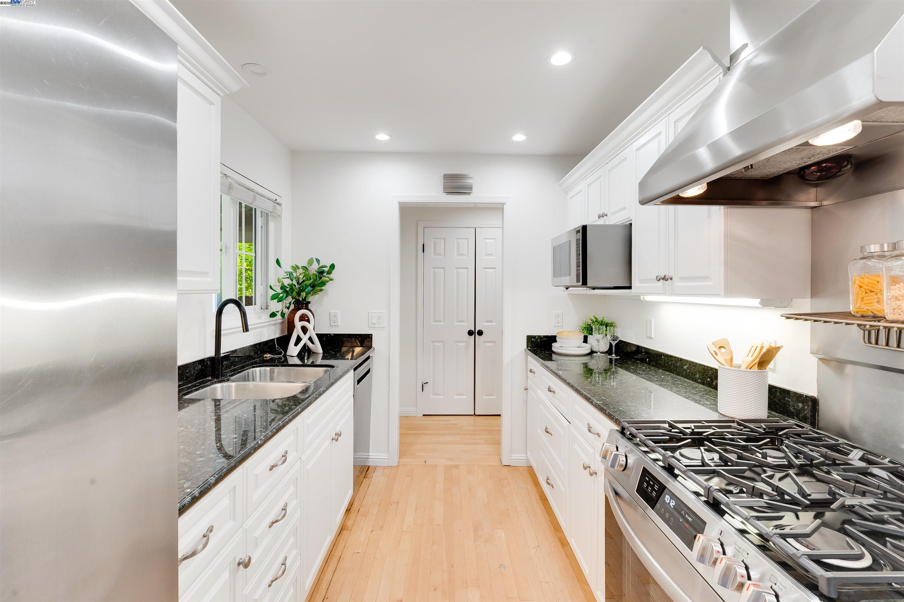 Detail Gallery Image 10 of 32 For 1337 Pennsylvania Blvd, Concord,  CA 94521 - 3 Beds | 2 Baths