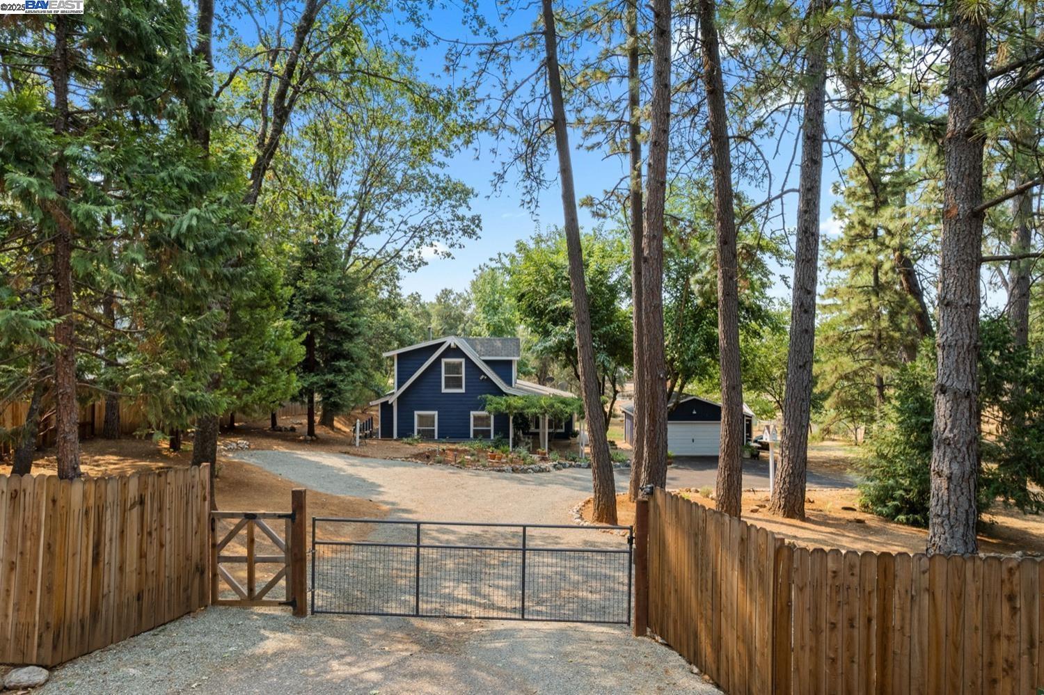 Detail Gallery Image 3 of 60 For 20140 Redwood Dr, Foresthill,  CA 95631 - 3 Beds | 2 Baths