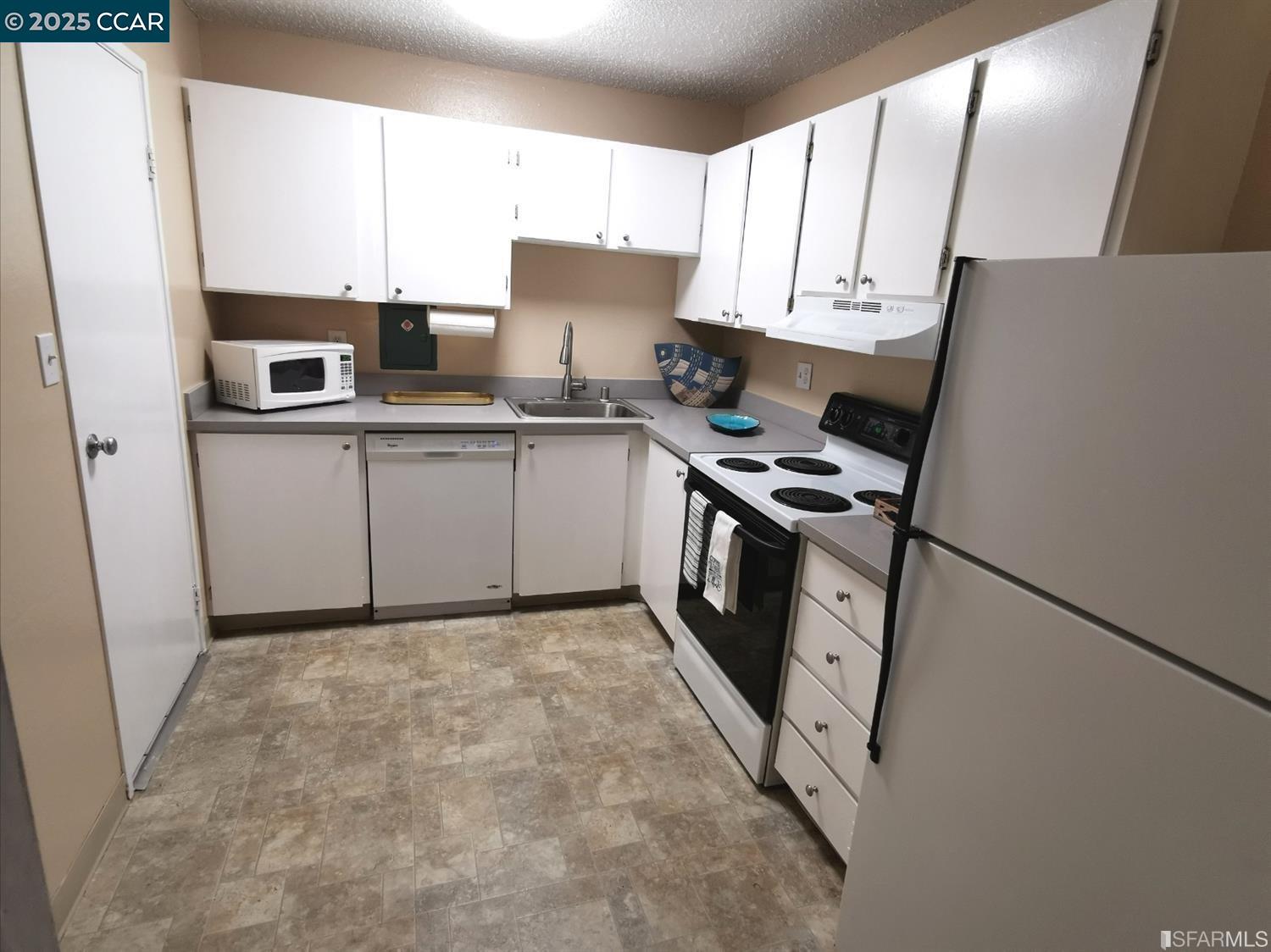 555 Pierce St # 328, Albany, California 94706, 2 Bedrooms Bedrooms, 5 Rooms Rooms,2 BathroomsBathrooms,Residential Lease,For Rent,555 Pierce St # 328,41099074