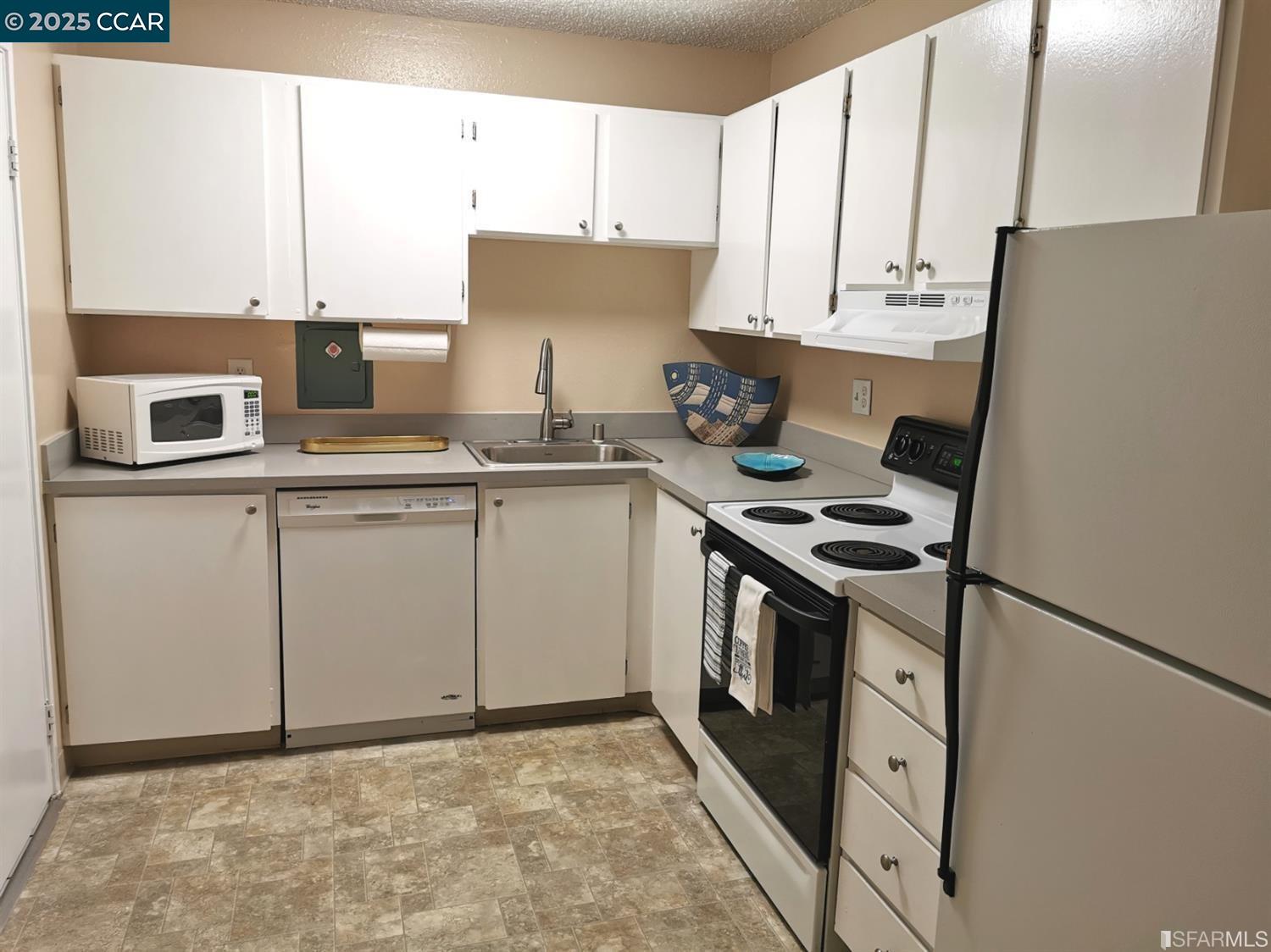 555 Pierce St # 328, Albany, California 94706, 2 Bedrooms Bedrooms, 5 Rooms Rooms,2 BathroomsBathrooms,Residential Lease,For Rent,555 Pierce St # 328,41099074