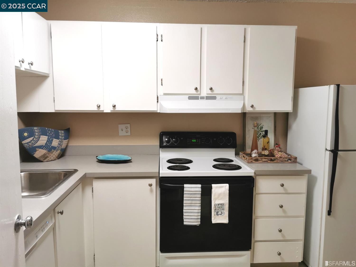 555 Pierce St # 328, Albany, California 94706, 2 Bedrooms Bedrooms, 5 Rooms Rooms,2 BathroomsBathrooms,Residential Lease,For Rent,555 Pierce St # 328,41099074