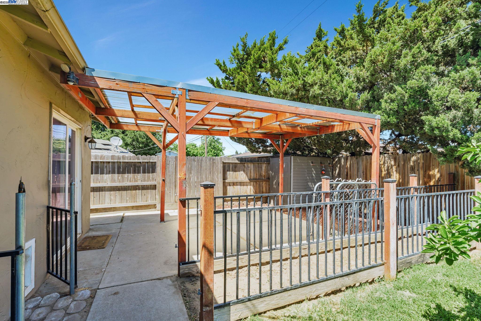 Detail Gallery Image 3 of 24 For 604 Helen Ct, Manteca,  CA 95336 - 3 Beds | 1 Baths