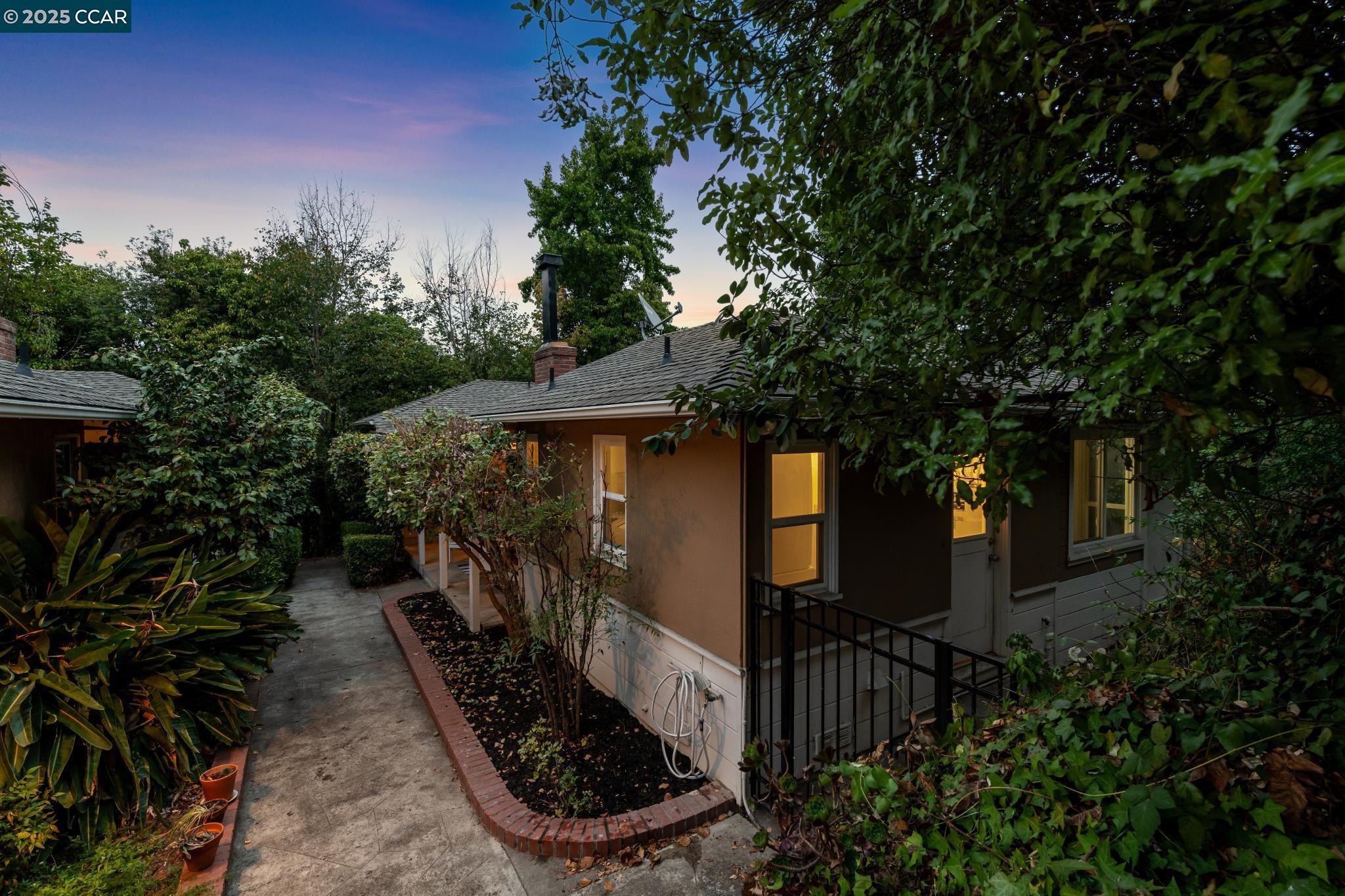Detail Gallery Image 3 of 55 For 5810 Estates Dr, Oakland,  CA 94611 - 3 Beds | 1 Baths