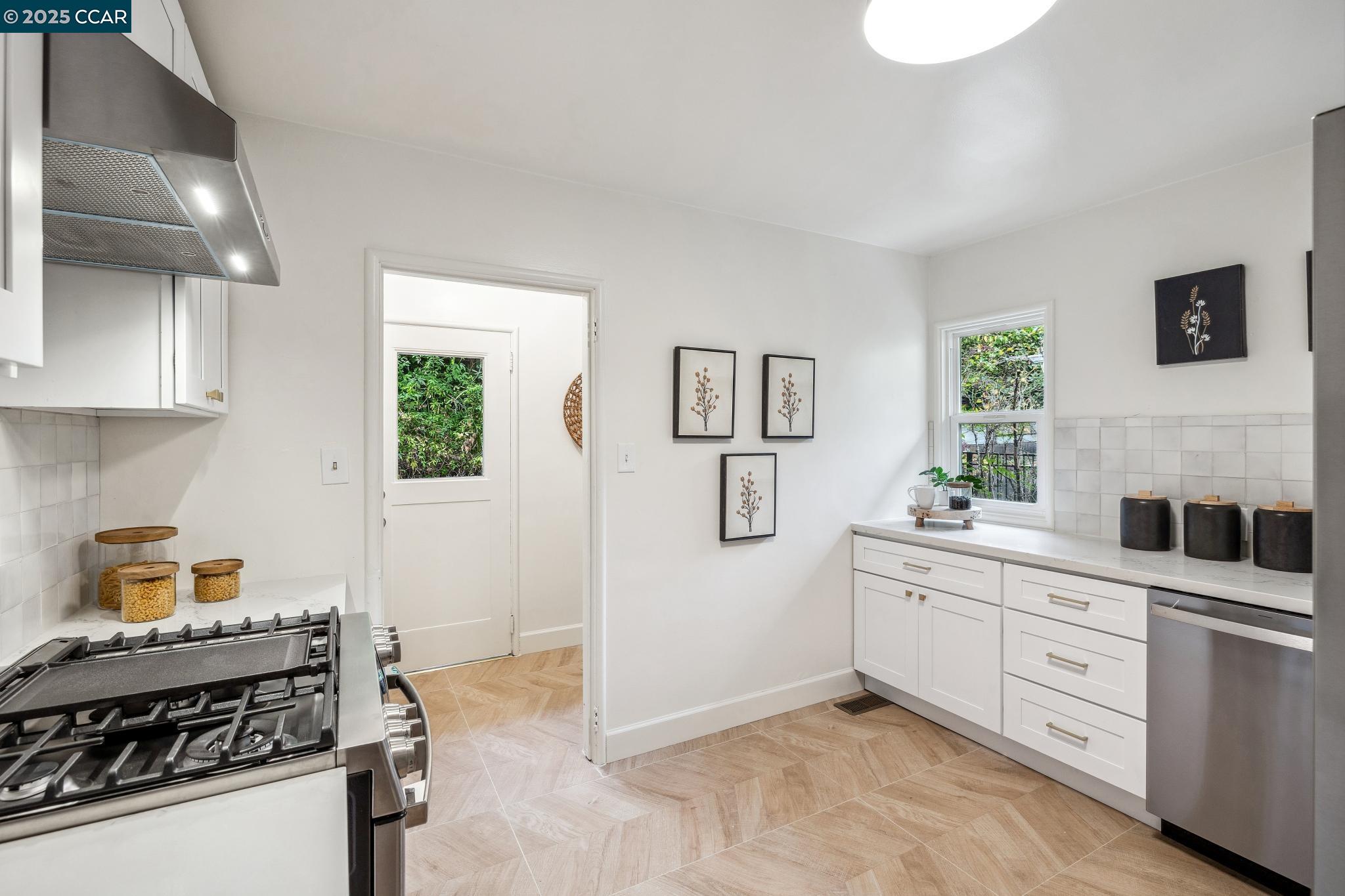 Detail Gallery Image 29 of 55 For 5810 Estates Dr, Oakland,  CA 94611 - 3 Beds | 1 Baths