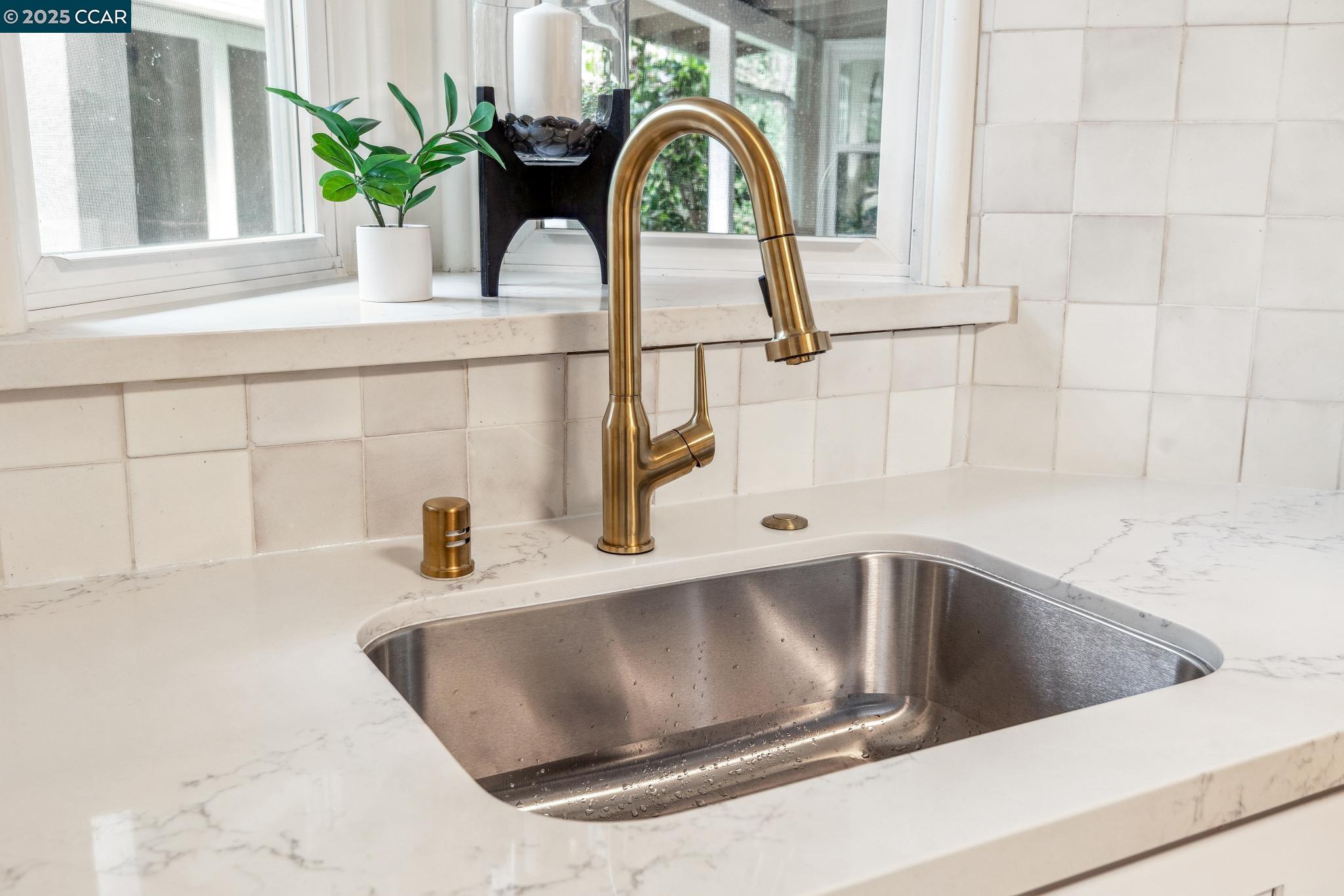 Detail Gallery Image 33 of 55 For 5810 Estates Dr, Oakland,  CA 94611 - 3 Beds | 1 Baths