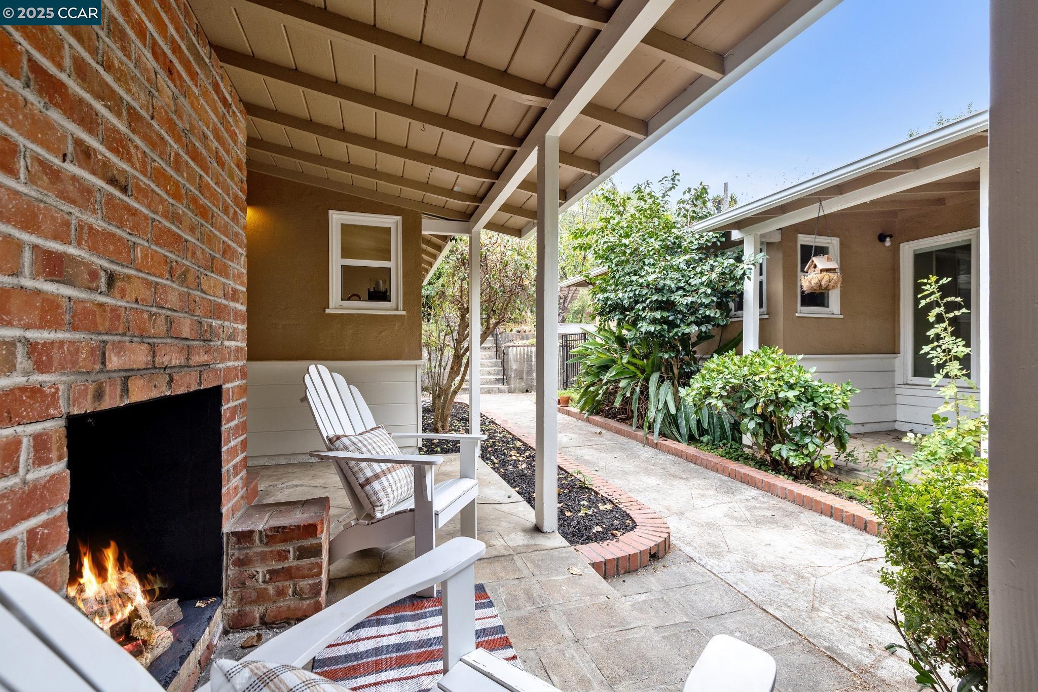 Detail Gallery Image 8 of 55 For 5810 Estates Dr, Oakland,  CA 94611 - 3 Beds | 1 Baths