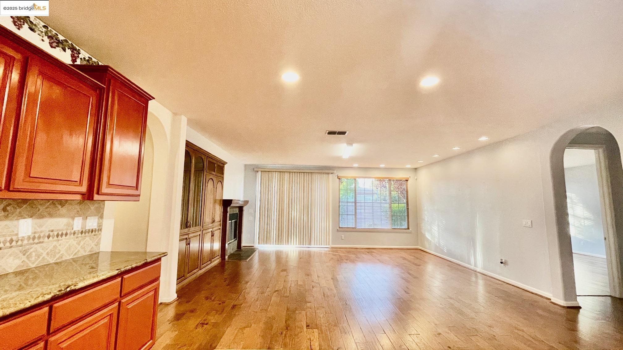 Detail Gallery Image 5 of 14 For 3069 Nicoletta Lane, Stockton,  CA 95212-3145 - 3 Beds | 2/1 Baths