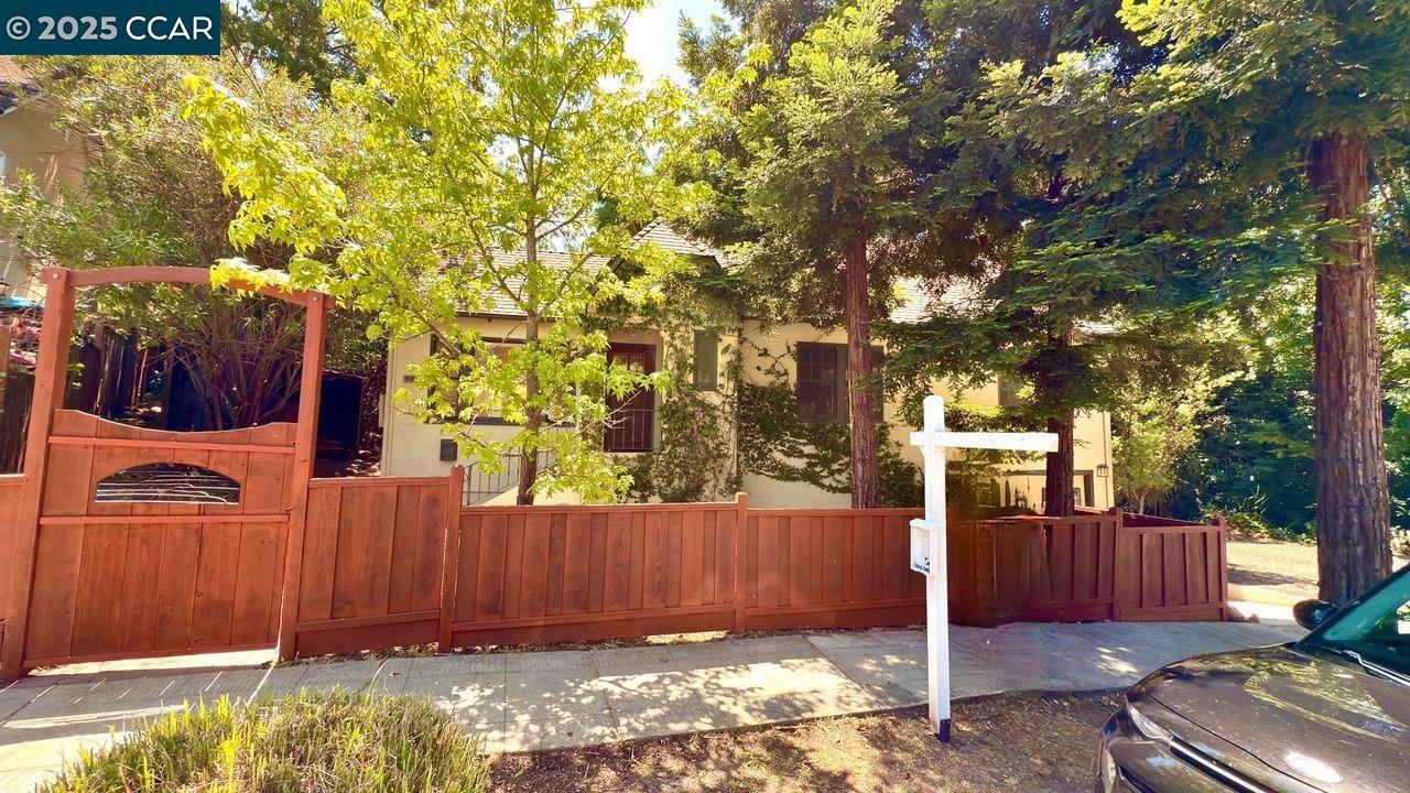 Detail Gallery Image 1 of 1 For 900 Brown St, Martinez,  CA 94553 - 2 Beds | 1 Baths
