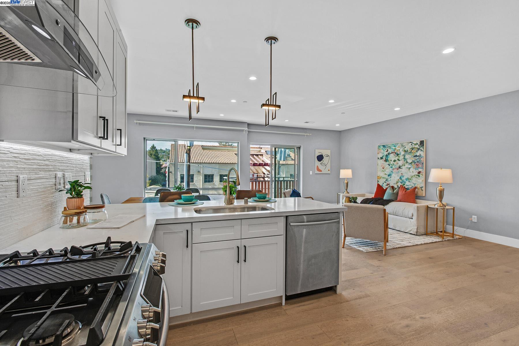 Detail Gallery Image 15 of 60 For 520 El Camino Real #308,  San Carlos,  CA 94070 - 3 Beds | 2 Baths