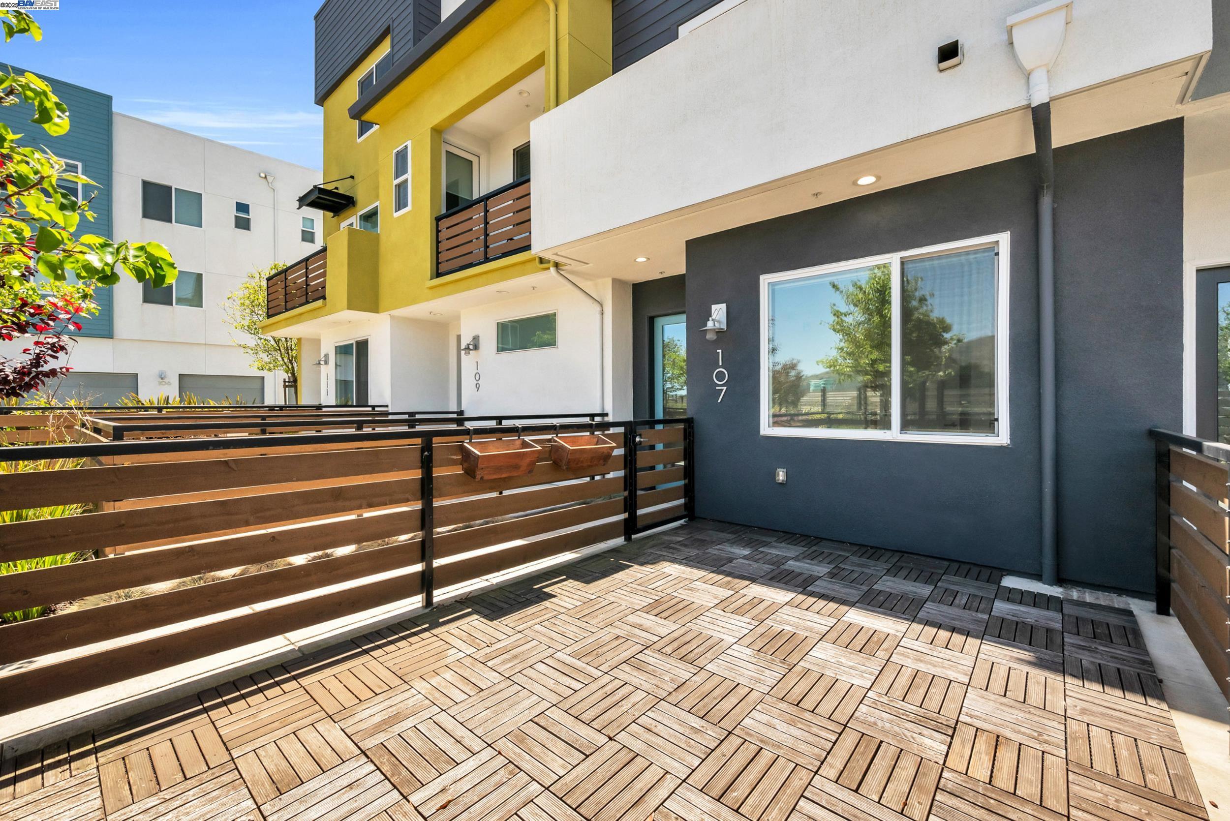 Detail Gallery Image 3 of 40 For 107 Silang St, Daly City,  CA 94014 - 4 Beds | 4 Baths