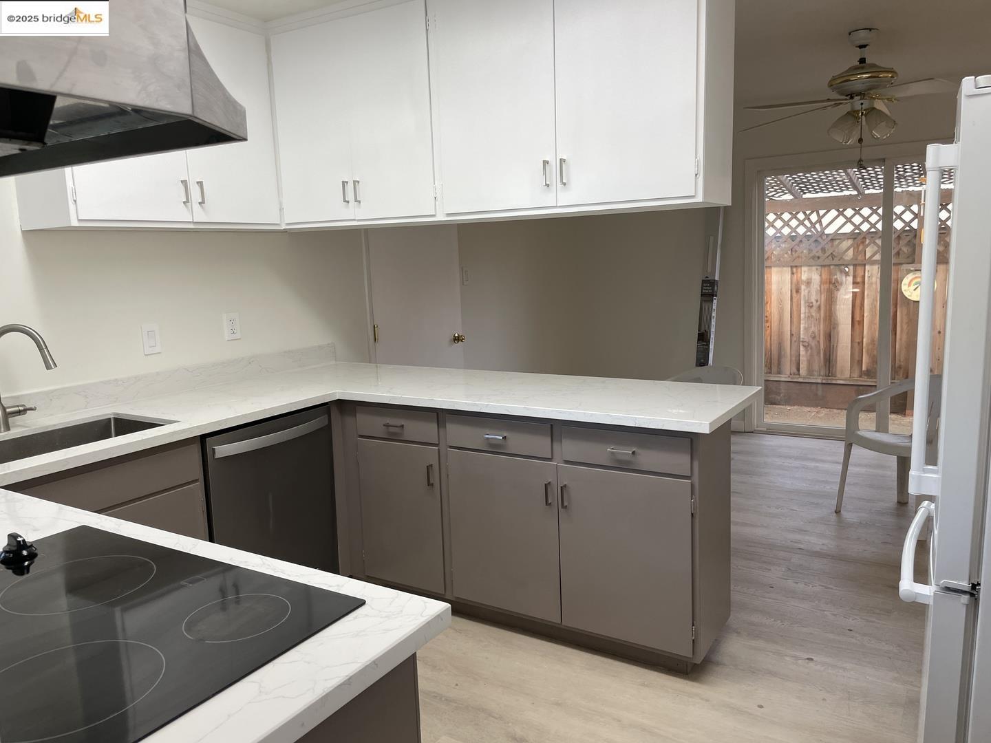 Detail Gallery Image 4 of 11 For 958 Bucknam Ave, Campbell,  CA 95008 - 3 Beds | 2 Baths