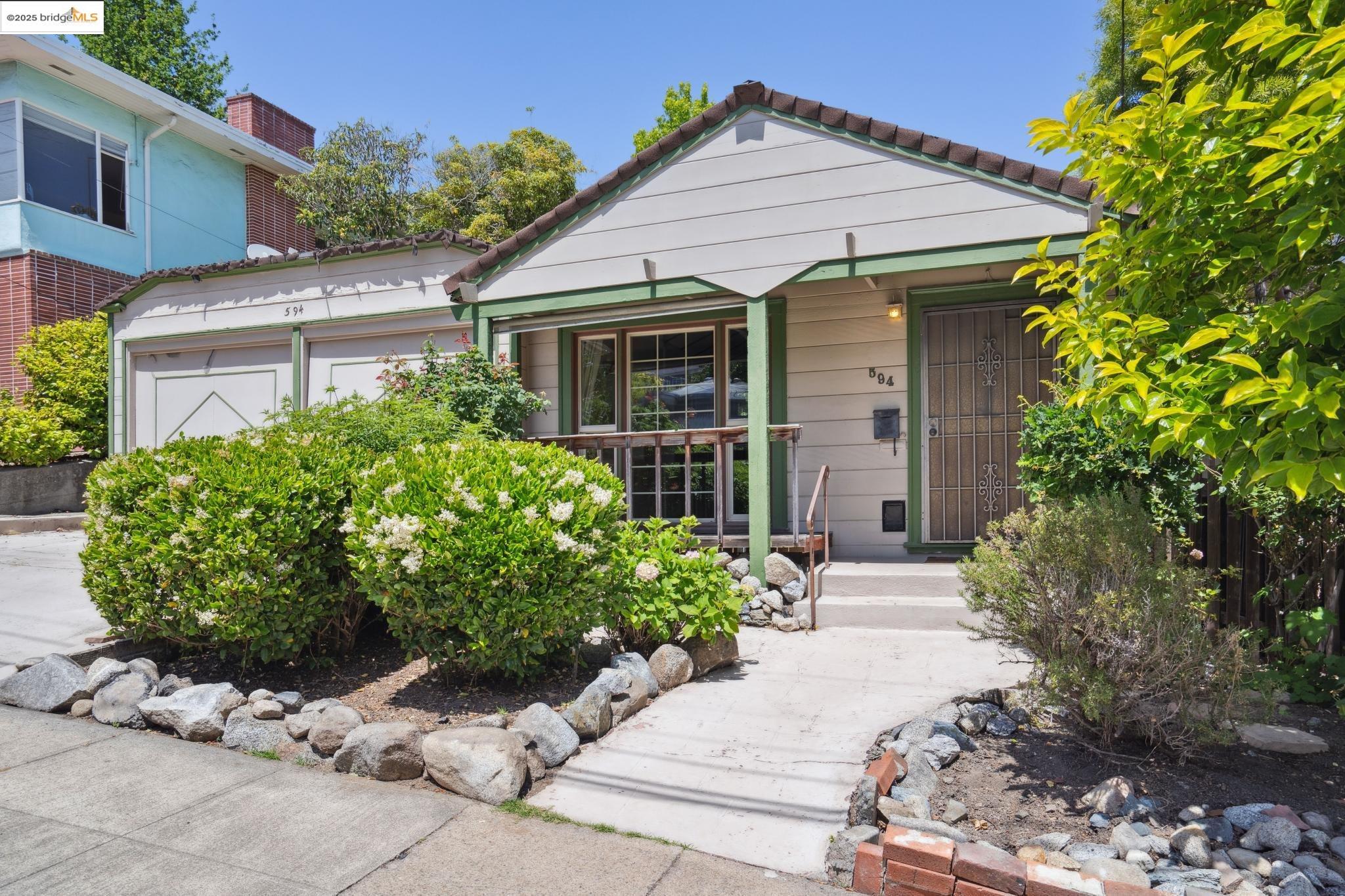 Detail Gallery Image 1 of 1 For 594 Kenmore Ave, Oakland,  CA 94610 - 2 Beds | 1 Baths