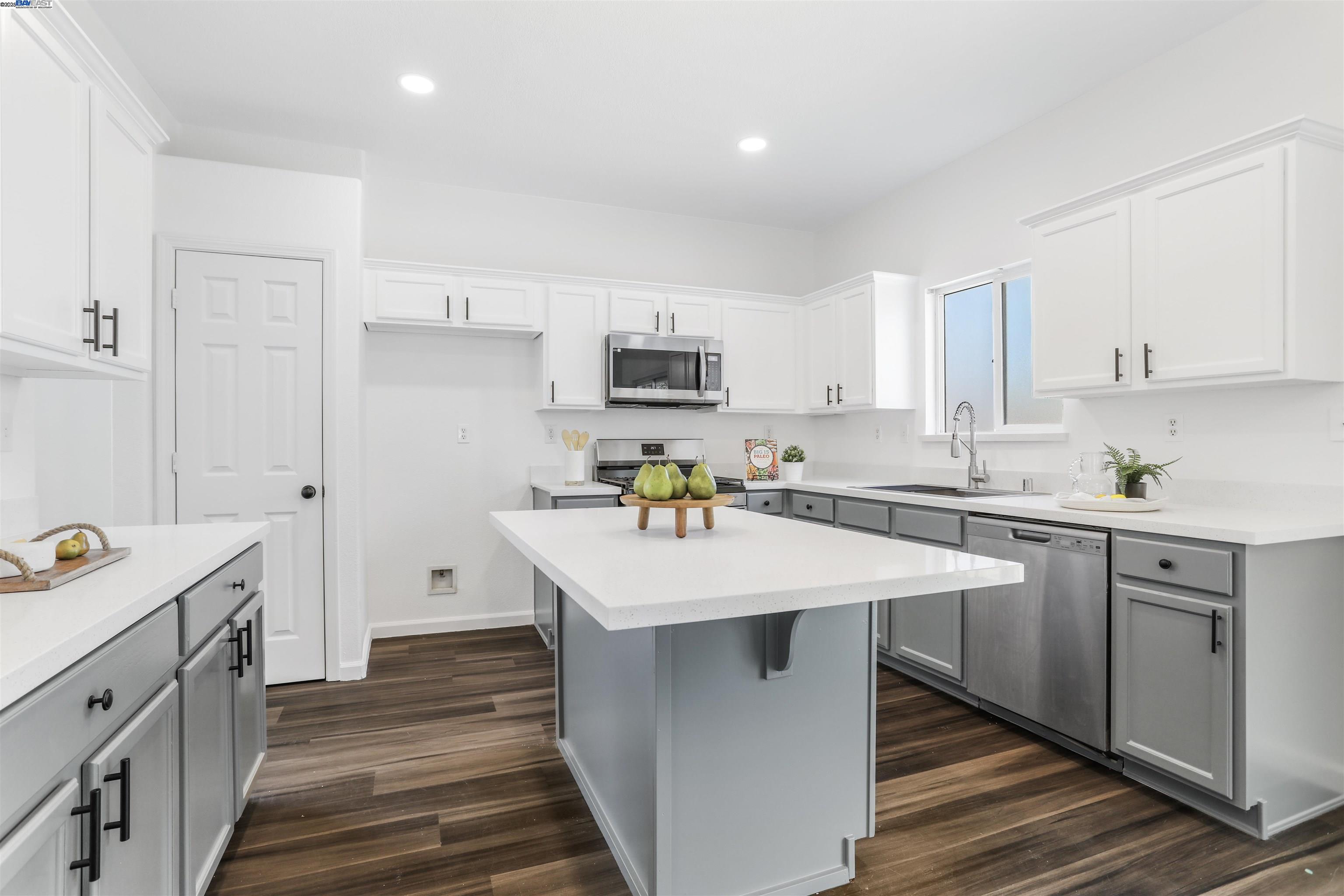Detail Gallery Image 14 of 41 For 4518 Sydney Ln, Stockton,  CA 95206-6287 - 4 Beds | 2/1 Baths
