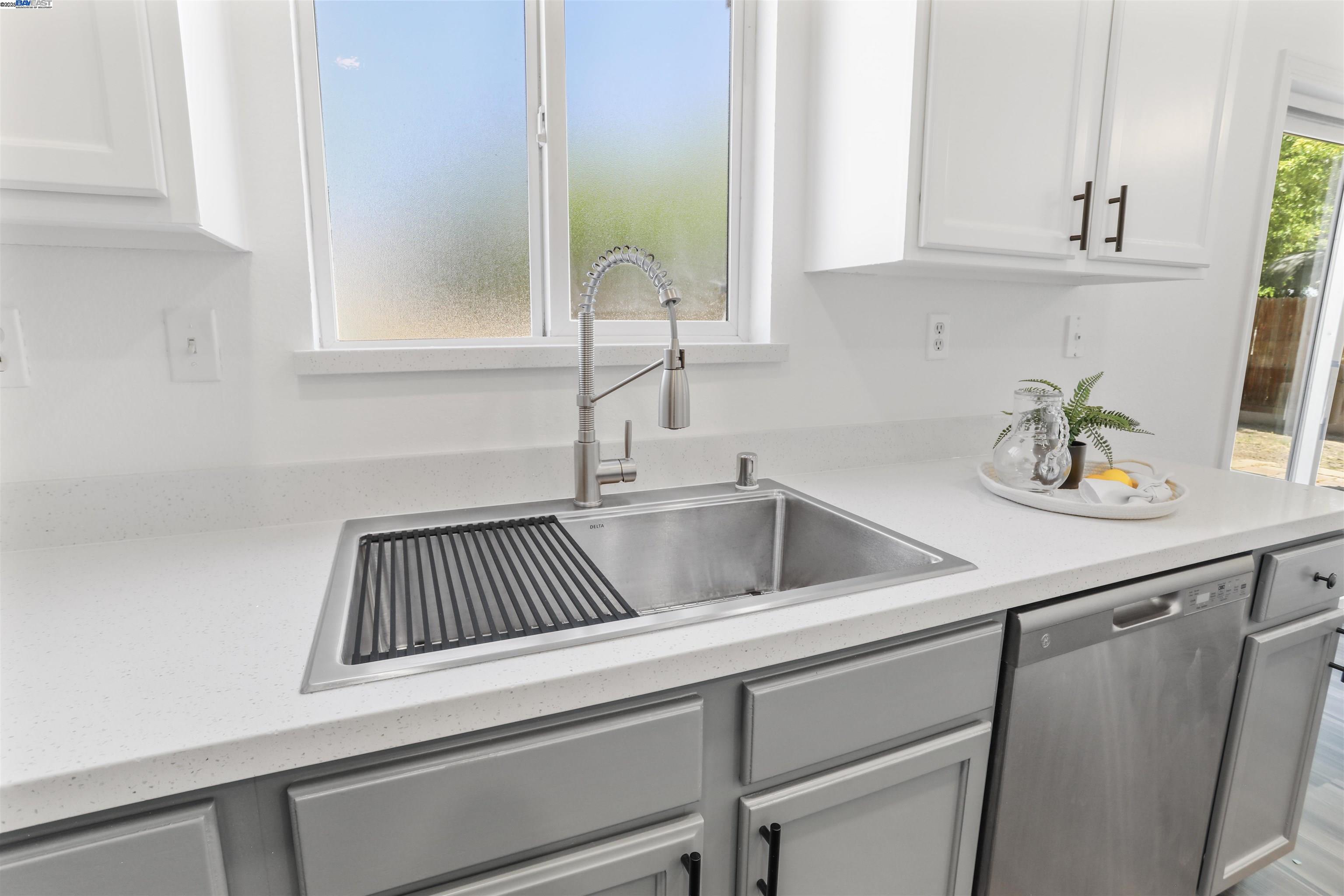 Detail Gallery Image 16 of 41 For 4518 Sydney Ln, Stockton,  CA 95206-6287 - 4 Beds | 2/1 Baths