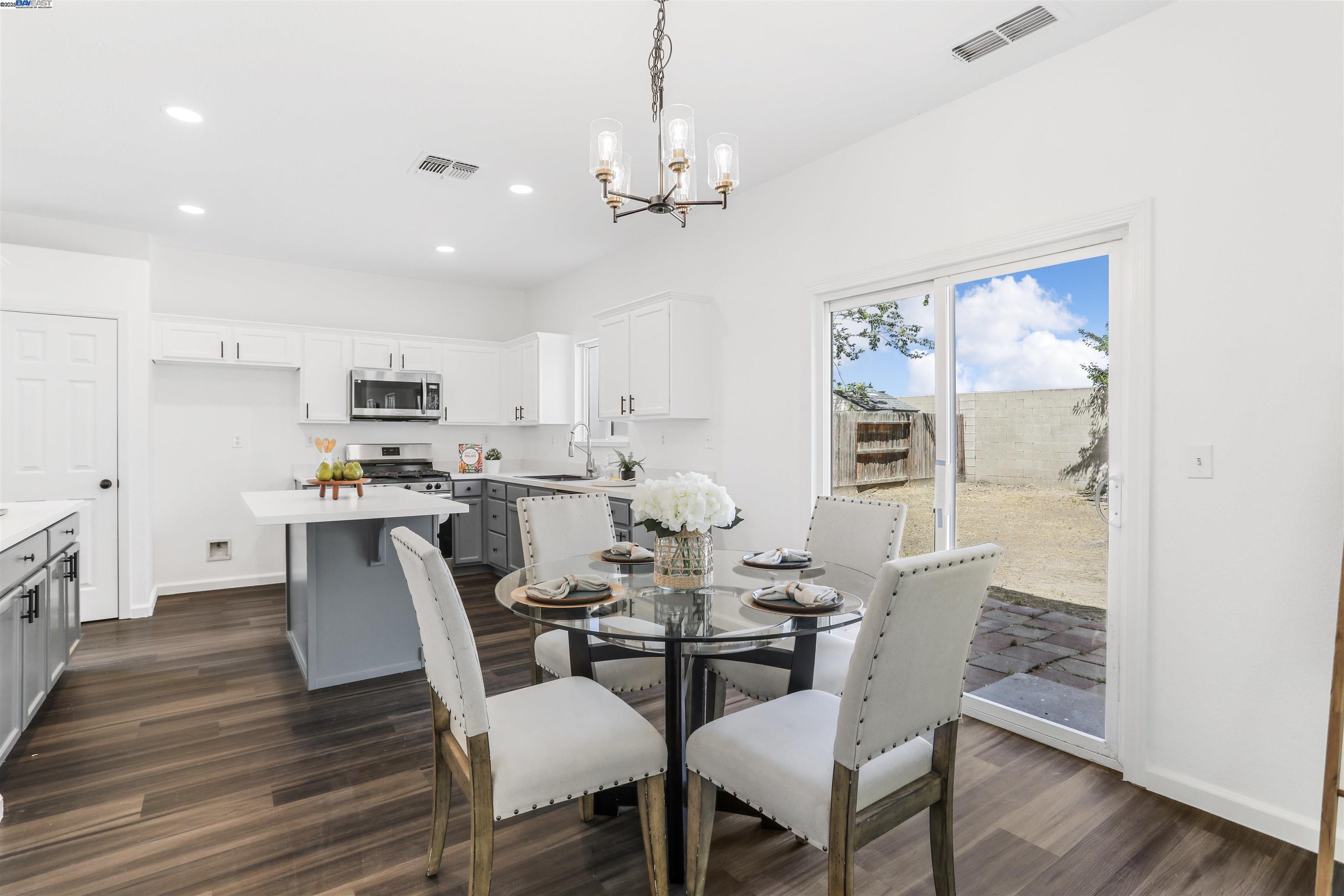 Detail Gallery Image 17 of 41 For 4518 Sydney Ln, Stockton,  CA 95206-6287 - 4 Beds | 2/1 Baths