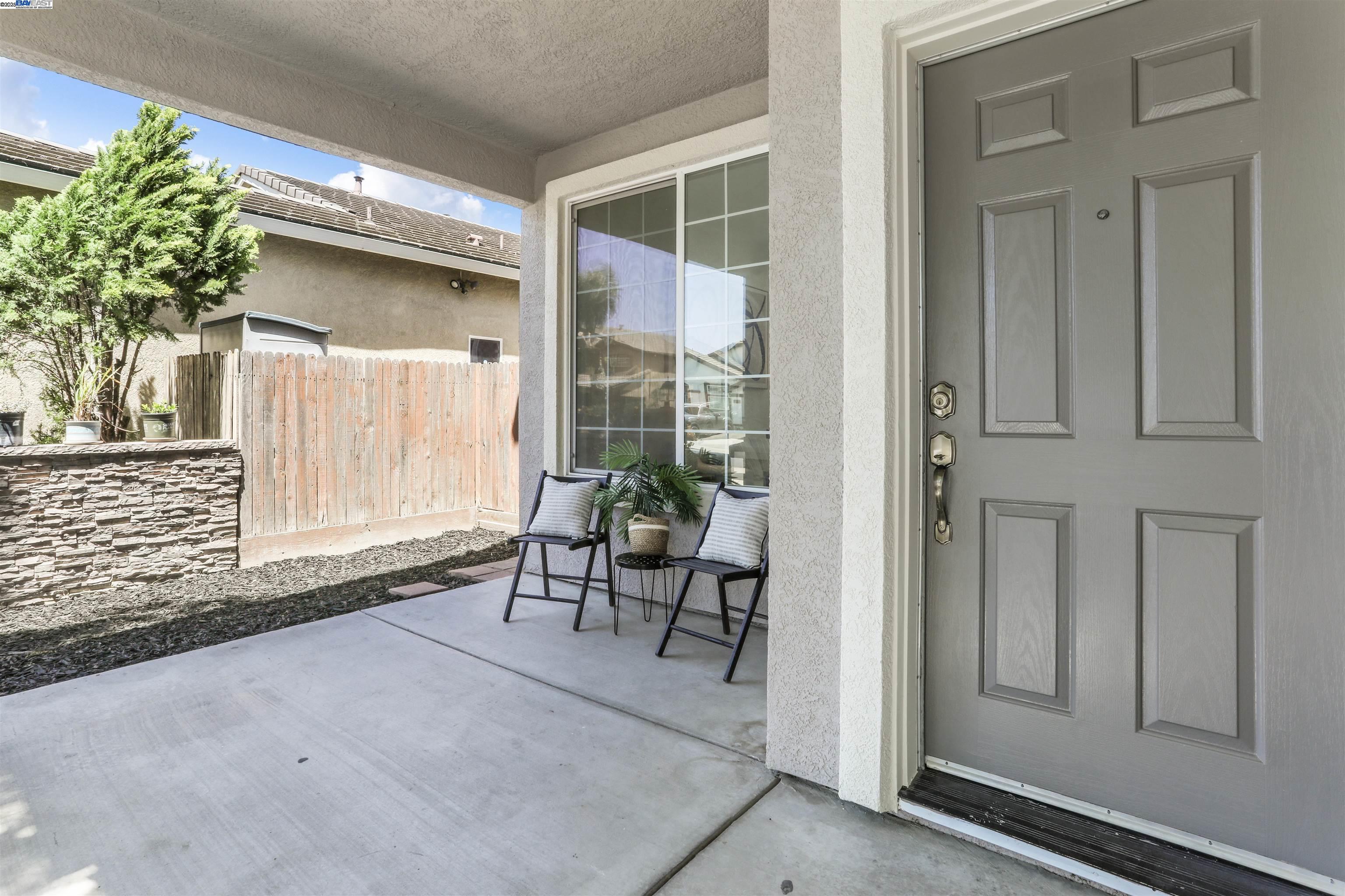 Detail Gallery Image 3 of 41 For 4518 Sydney Ln, Stockton,  CA 95206-6287 - 4 Beds | 2/1 Baths