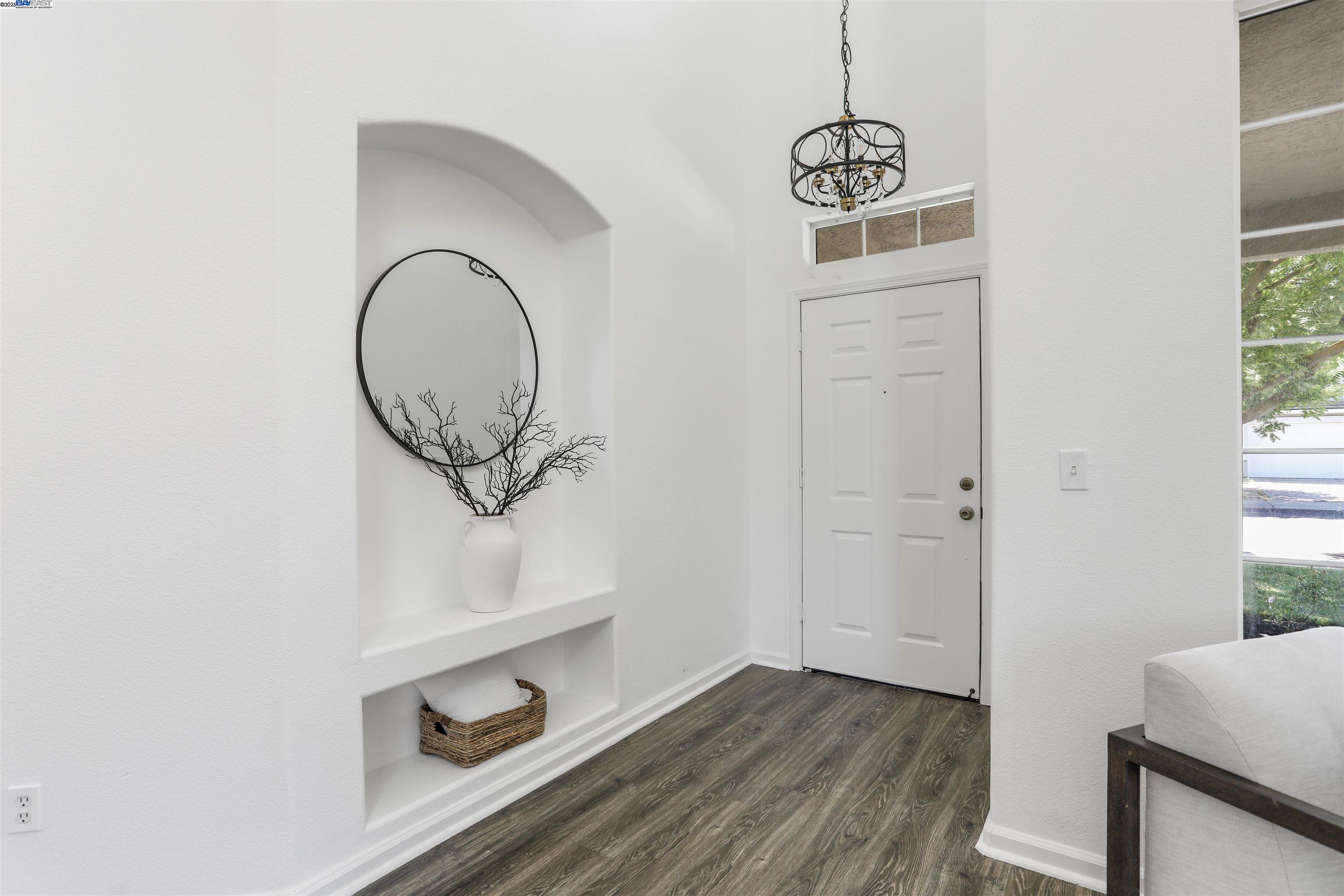 Detail Gallery Image 4 of 41 For 4518 Sydney Ln, Stockton,  CA 95206-6287 - 4 Beds | 2/1 Baths