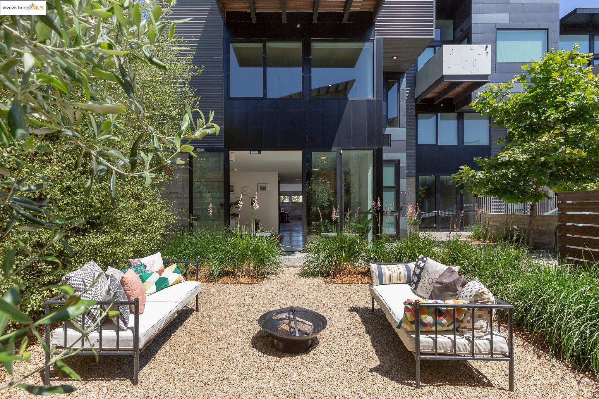 Detail Gallery Image 1 of 1 For 809 Folger Ave, Berkeley,  CA 94710 - 3 Beds | 2/1 Baths