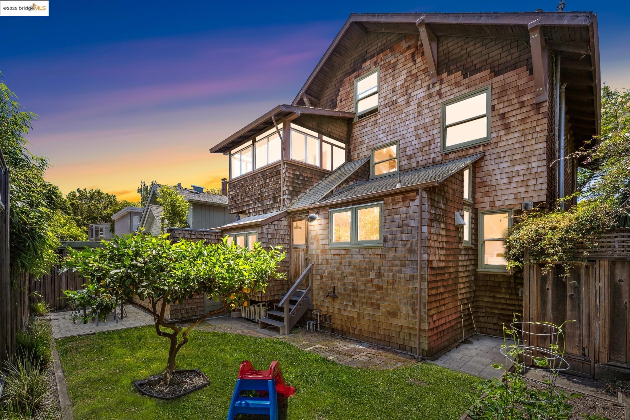 Detail Gallery Image 3 of 56 For 2945 Magnolia St, Berkeley,  CA 94705 - 4 Beds | 2 Baths