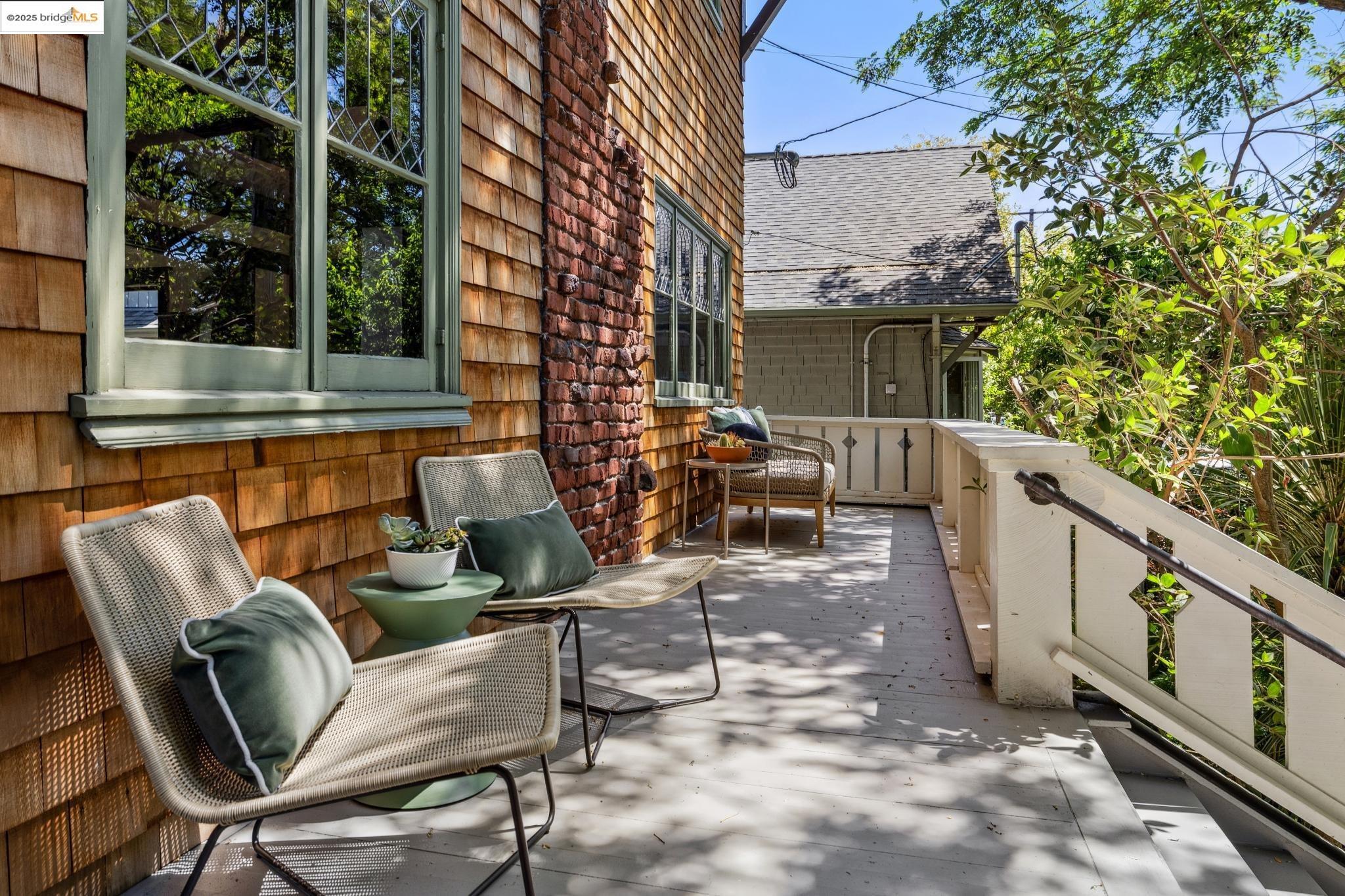 Detail Gallery Image 4 of 56 For 2945 Magnolia St, Berkeley,  CA 94705 - 4 Beds | 2 Baths