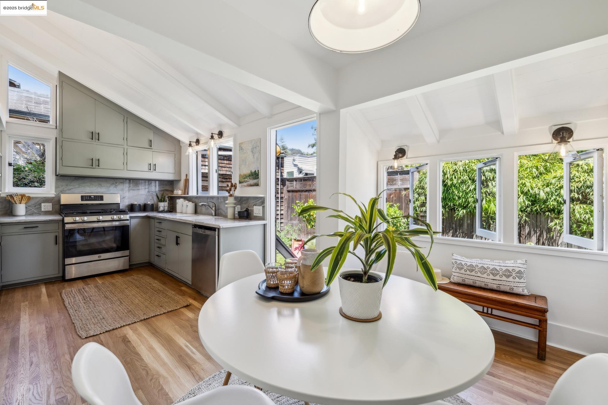Detail Gallery Image 33 of 56 For 2945 Magnolia St, Berkeley,  CA 94705 - 4 Beds | 2 Baths