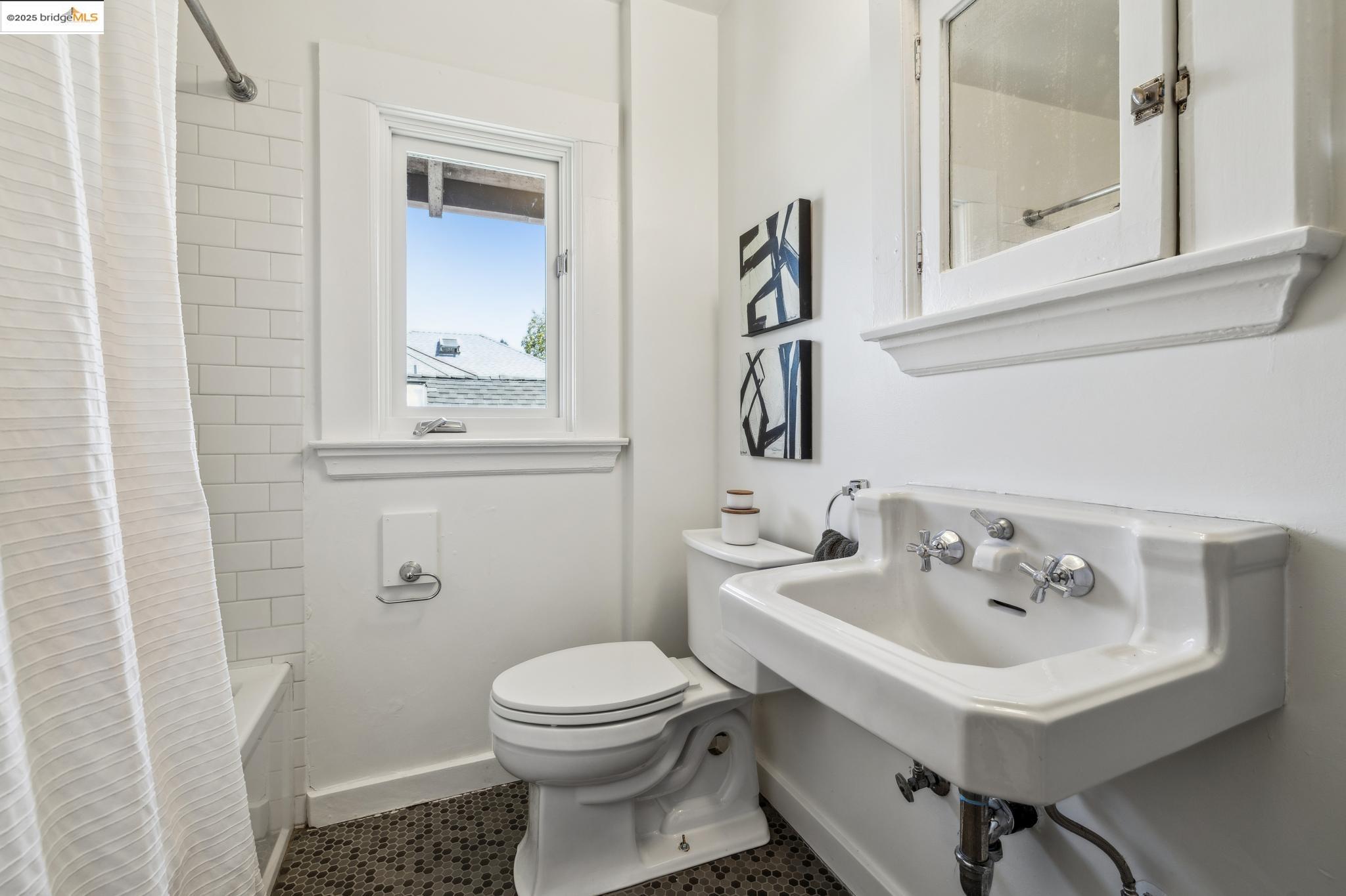 Detail Gallery Image 43 of 56 For 2945 Magnolia St, Berkeley,  CA 94705 - 4 Beds | 2 Baths