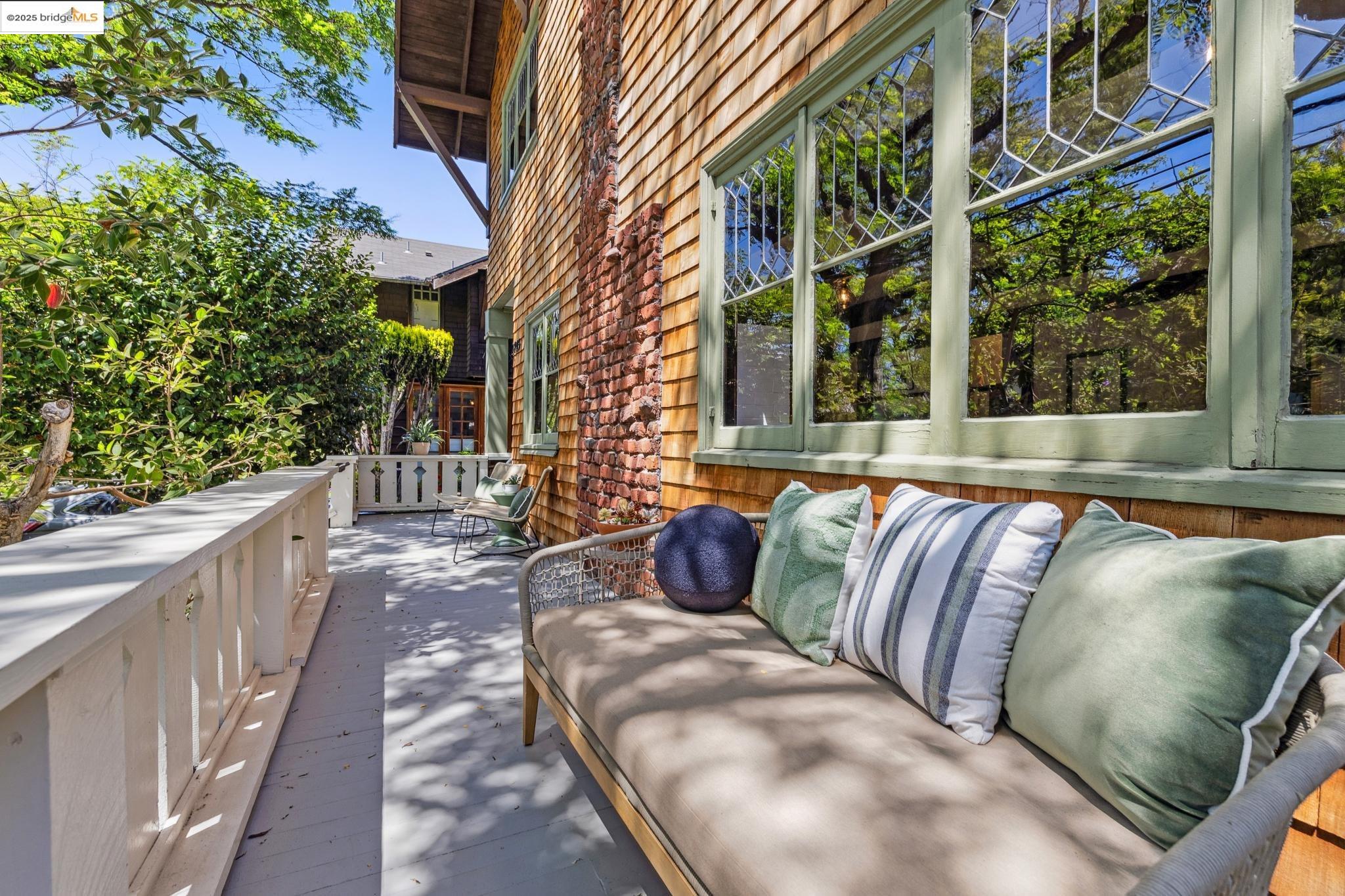 Detail Gallery Image 5 of 56 For 2945 Magnolia St, Berkeley,  CA 94705 - 4 Beds | 2 Baths