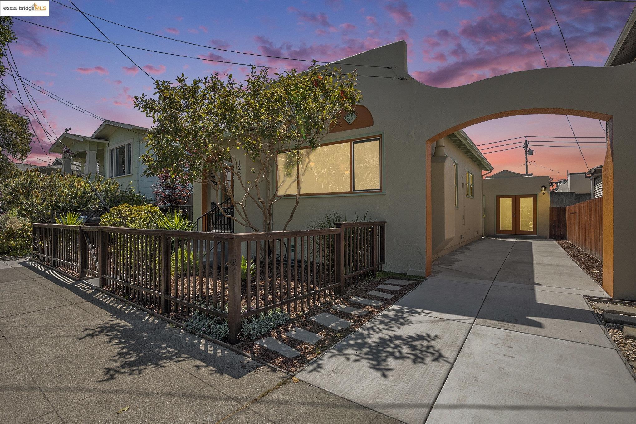 Detail Gallery Image 1 of 1 For 1252 Russell St, Berkeley,  CA 94702 - 2 Beds | 1 Baths