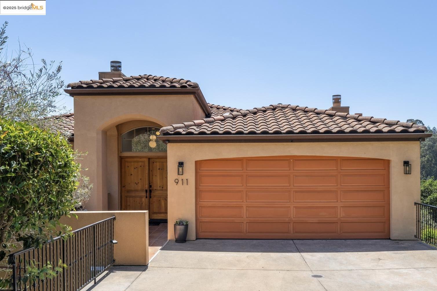 Detail Gallery Image 1 of 1 For 911 Aquarius Way, Oakland,  CA 94611 - 5 Beds | 3/1 Baths