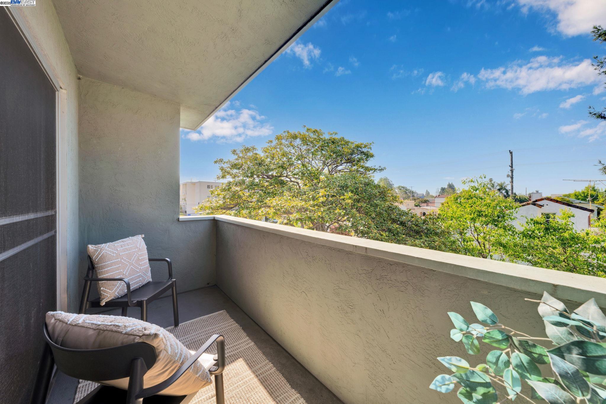 Detail Gallery Image 5 of 35 For 415 Cornell Ave #304,  Albany,  CA 94706 - 2 Beds | 2 Baths