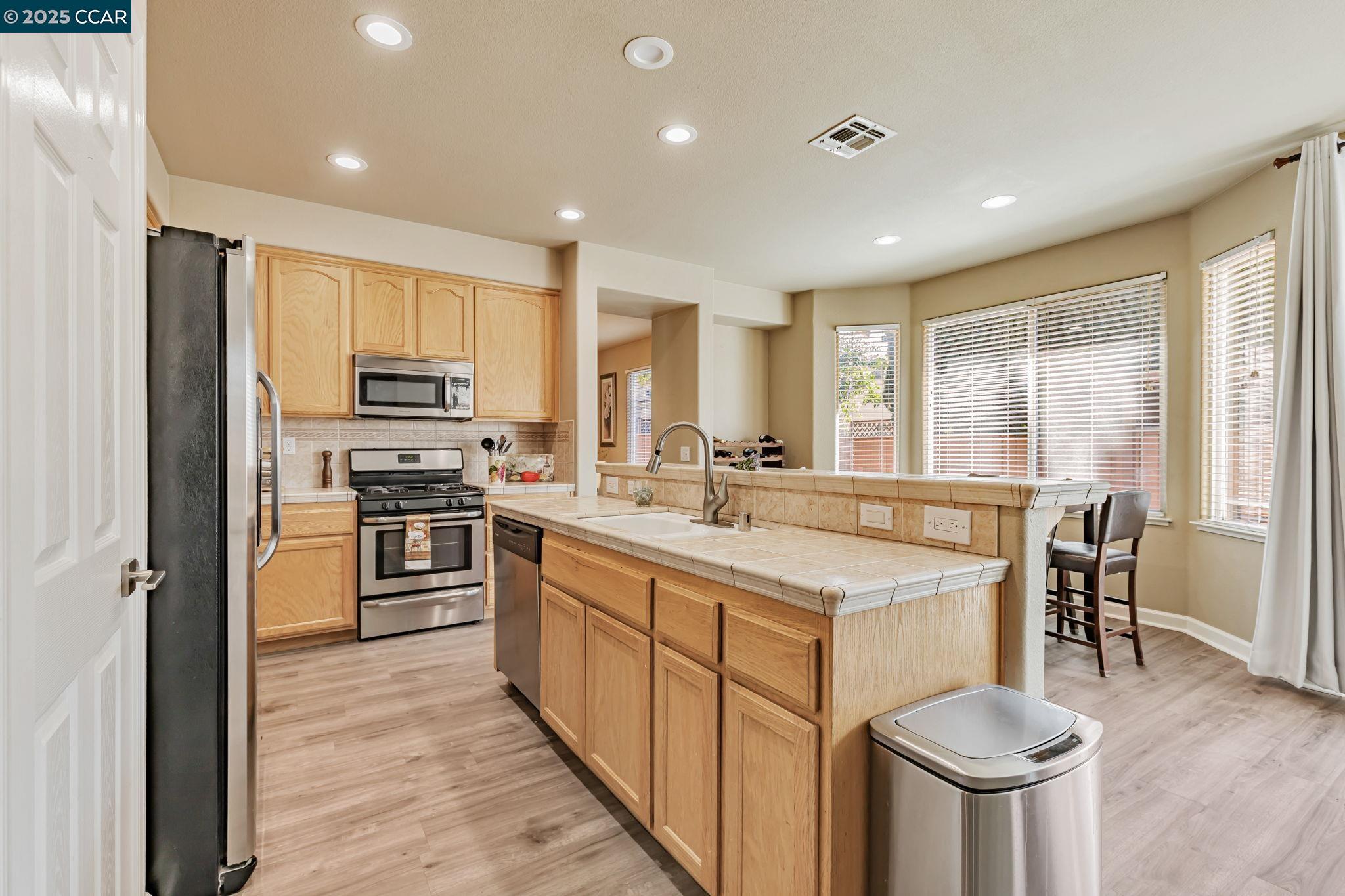 Detail Gallery Image 6 of 32 For 4867 Big Bear Rd, Oakley,  CA 94561 - 6 Beds | 3 Baths