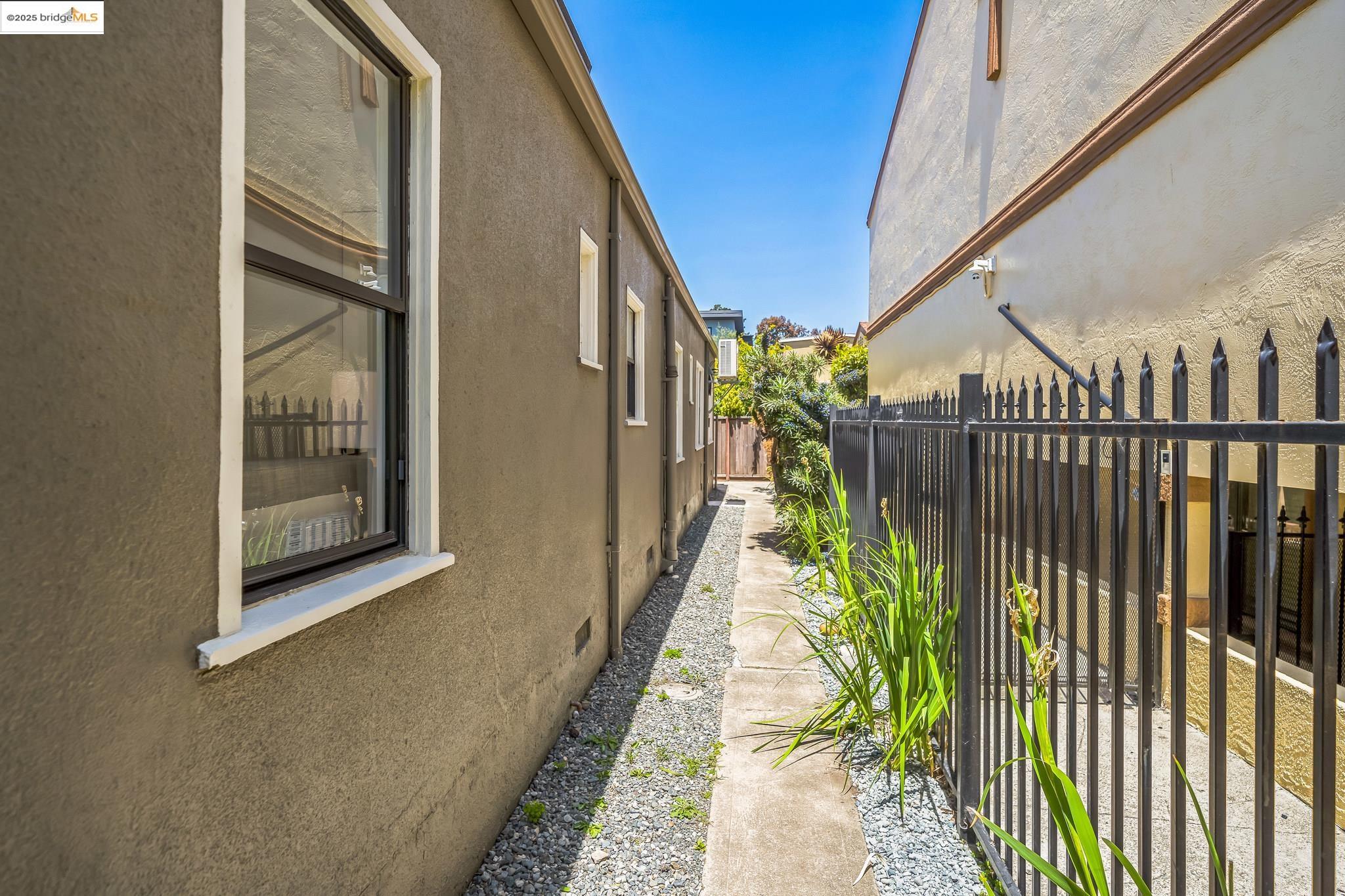 Detail Gallery Image 19 of 21 For 1515 Derby St, Berkeley,  CA 94703 - 2 Beds | 1 Baths